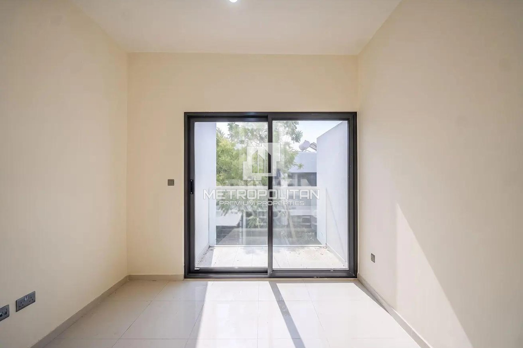 R2M14 | Vacant | 3 Bed | Closed Kitchen | Spacious