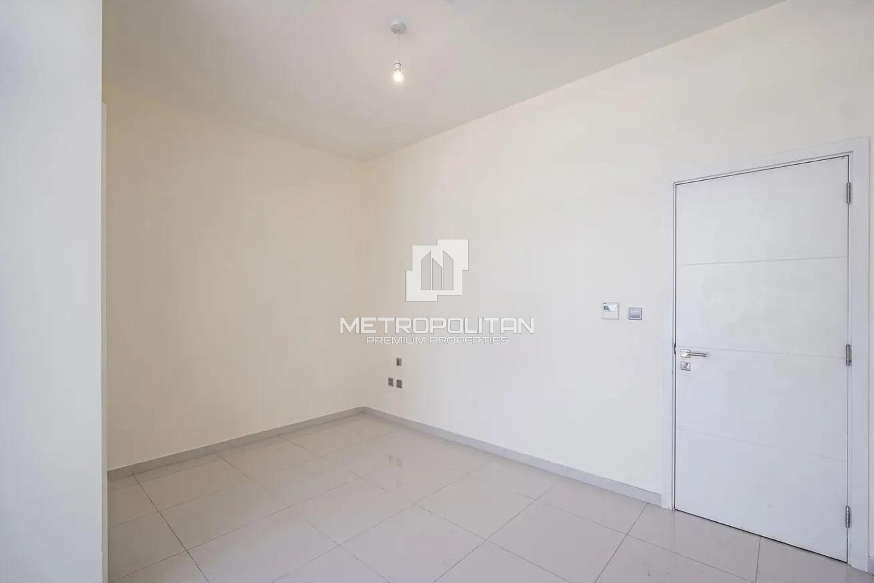 R2M14 | Vacant | 3 Bed | Closed Kitchen | Spacious