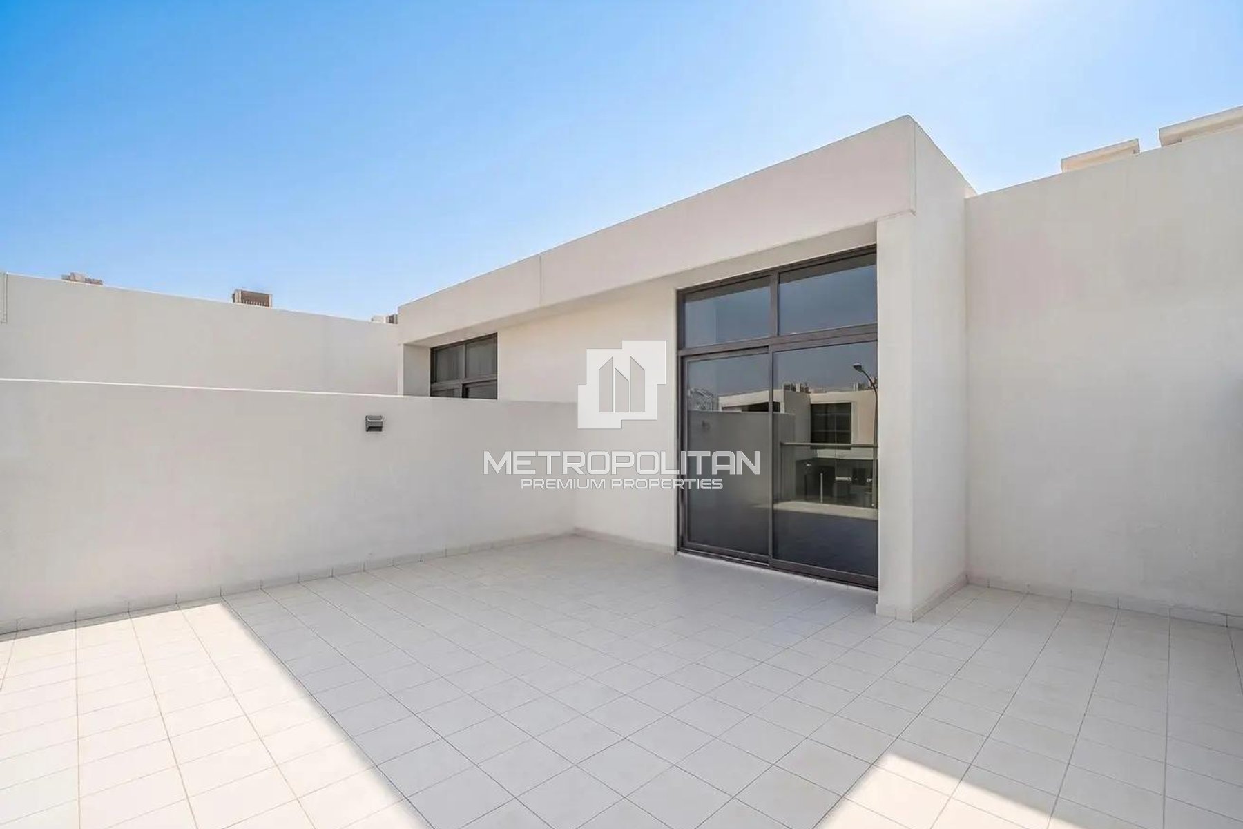 R2M14 | Vacant | 3 Bed | Closed Kitchen | Spacious