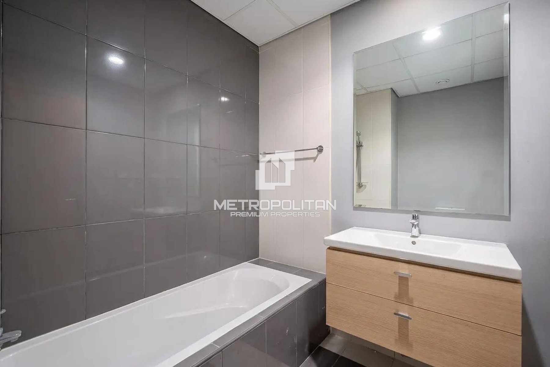R2M14 | Vacant | 3 Bed | Closed Kitchen | Spacious