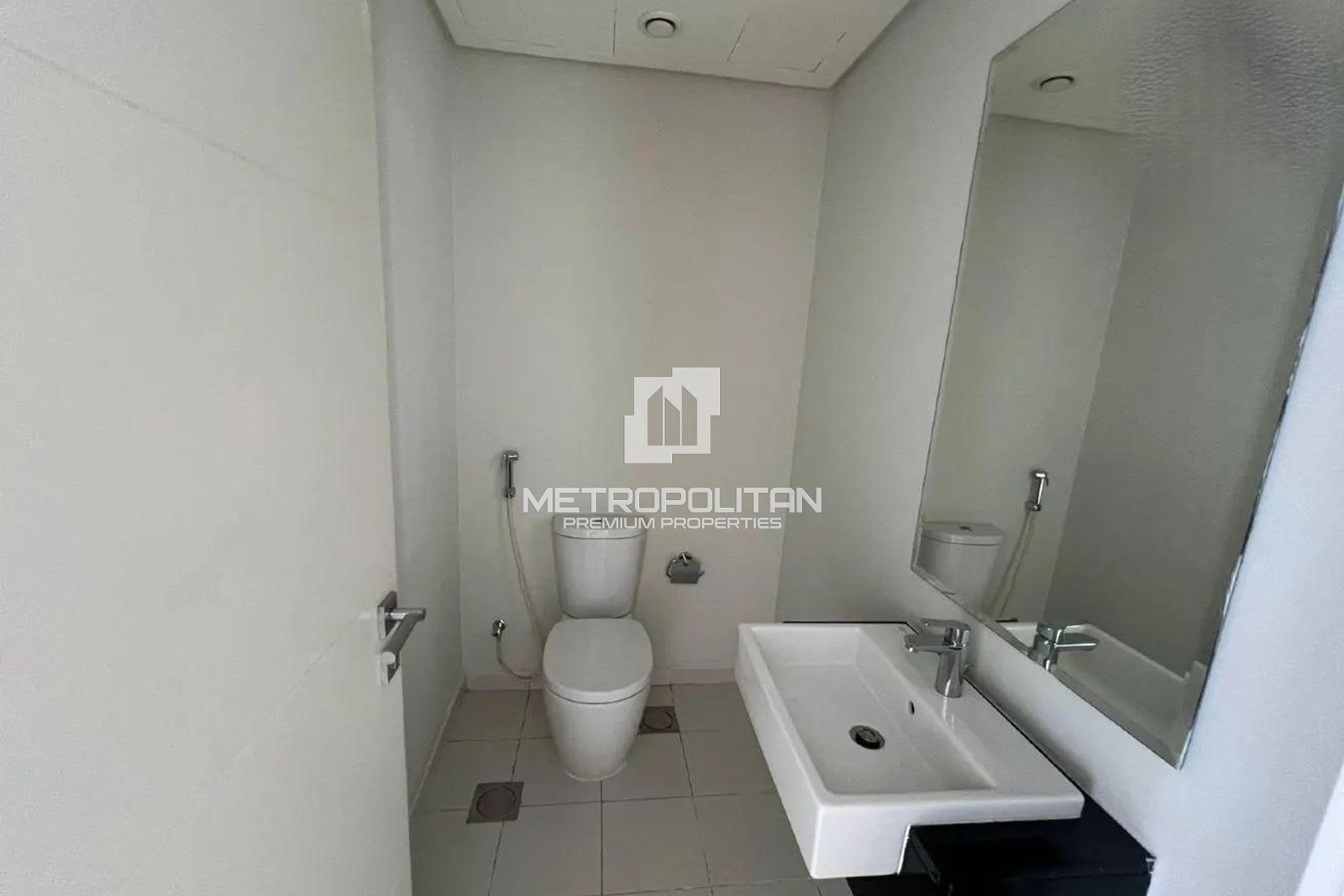 R2M14 | Vacant | 3 Bed | Closed Kitchen | Spacious