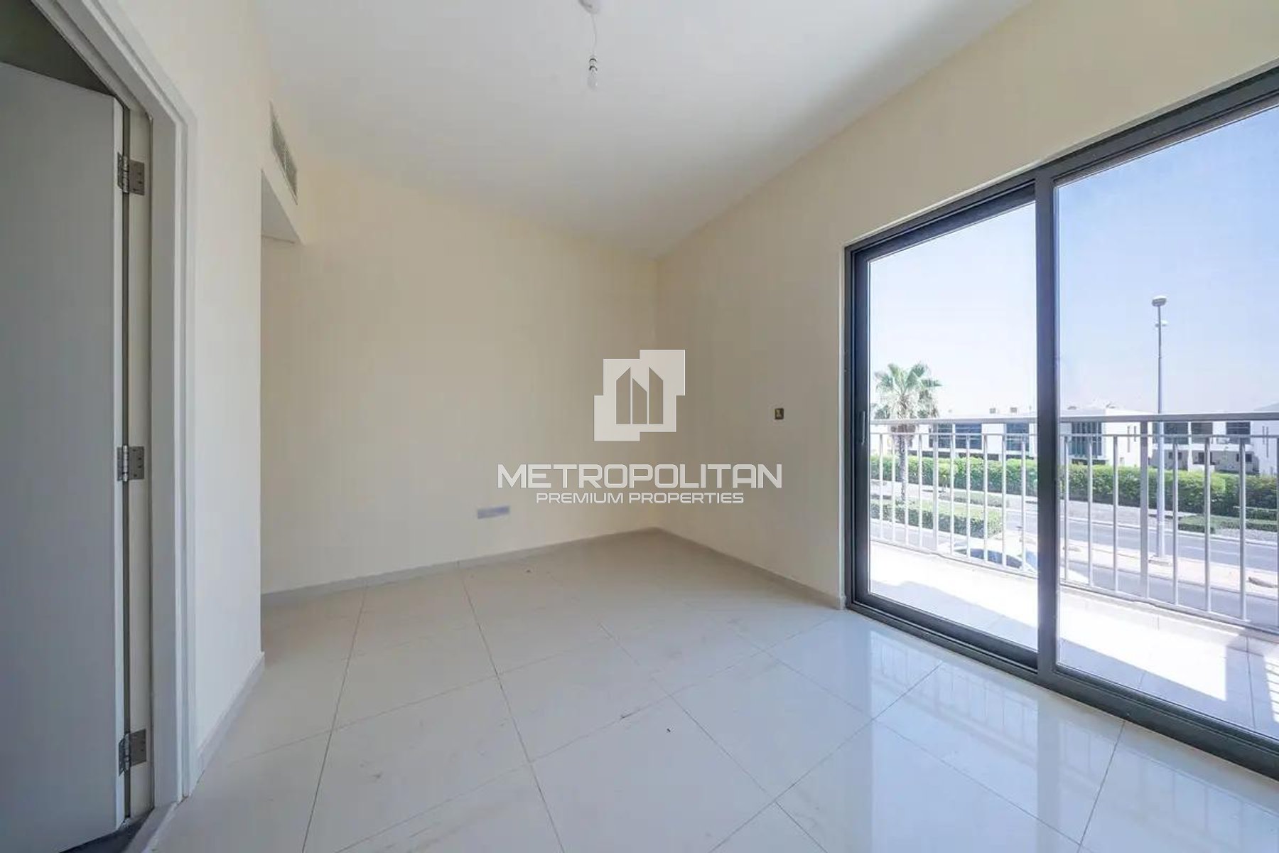 R2M14 | Vacant | 3 Bed | Closed Kitchen | Spacious