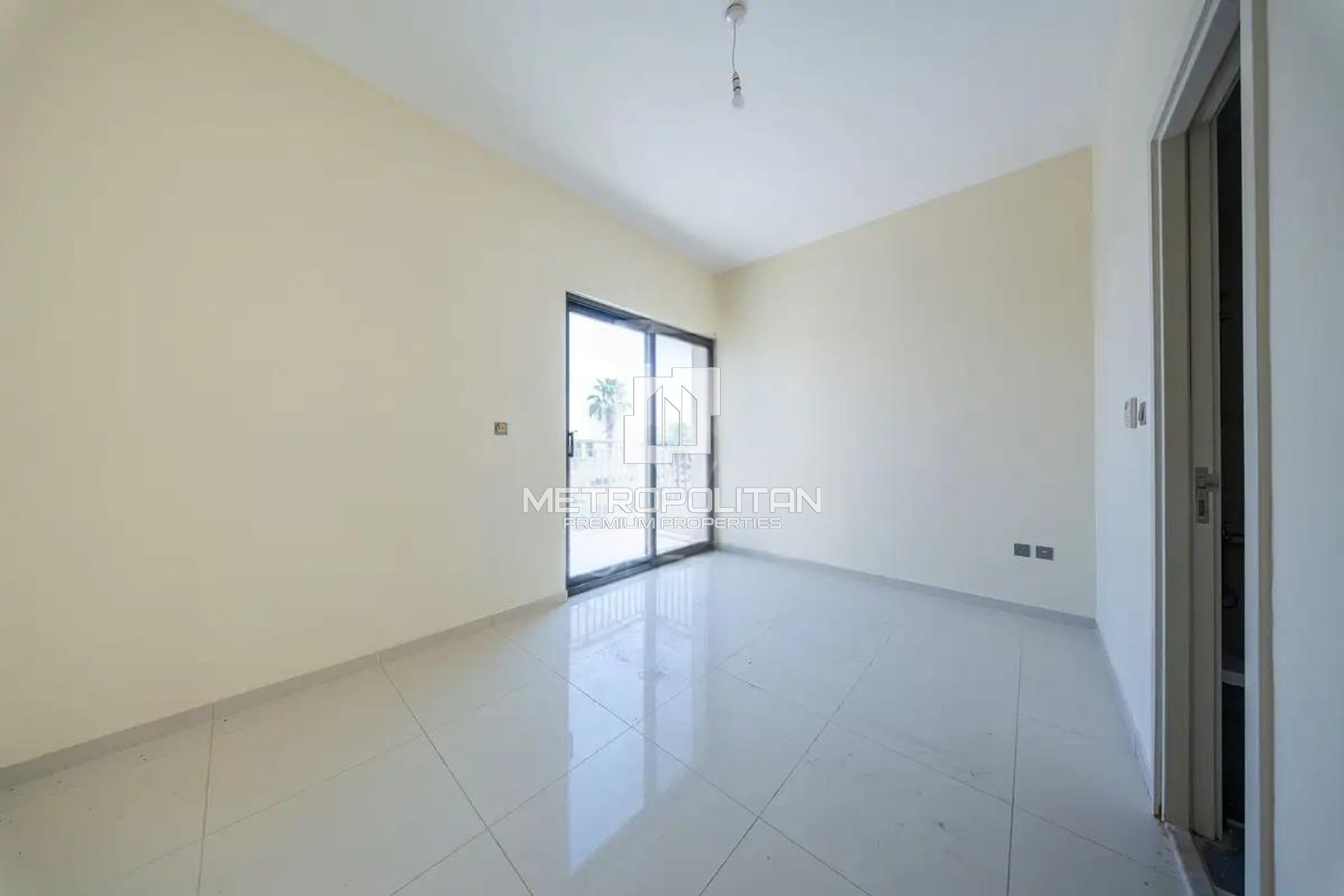 R2M14 | Vacant | 3 Bed | Closed Kitchen | Spacious