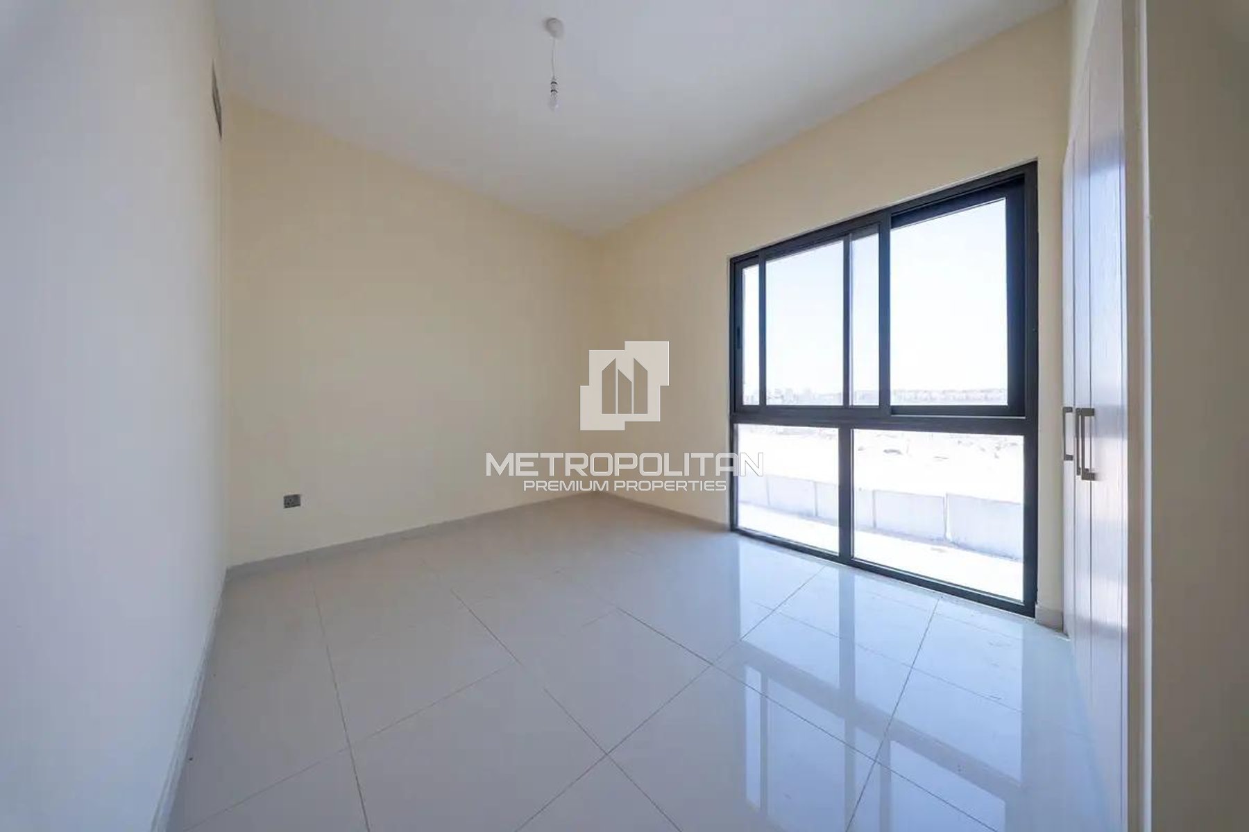 R2M14 | Vacant | 3 Bed | Closed Kitchen | Spacious