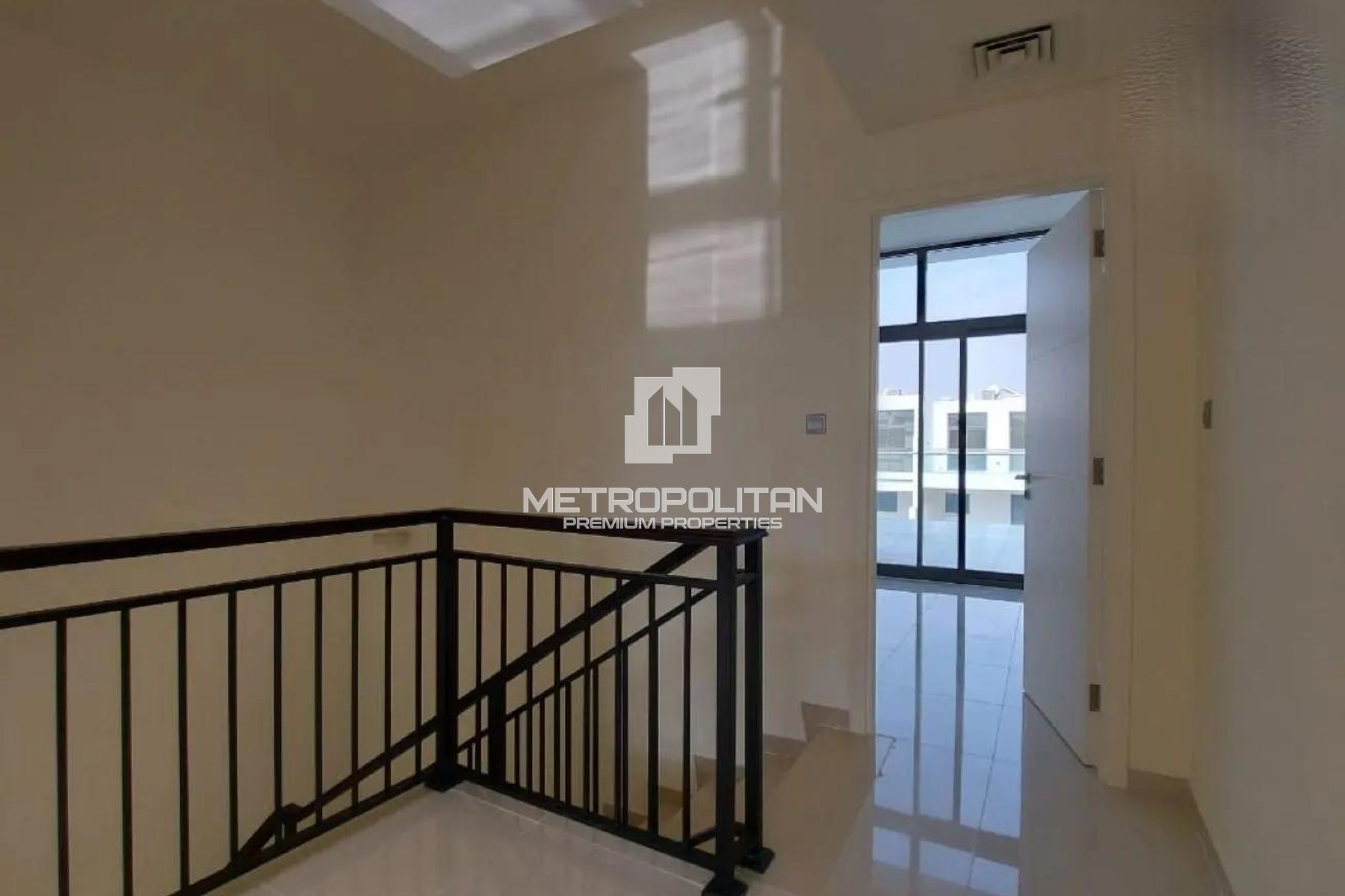 R2M14 | Vacant | 3 Bed | Closed Kitchen | Spacious