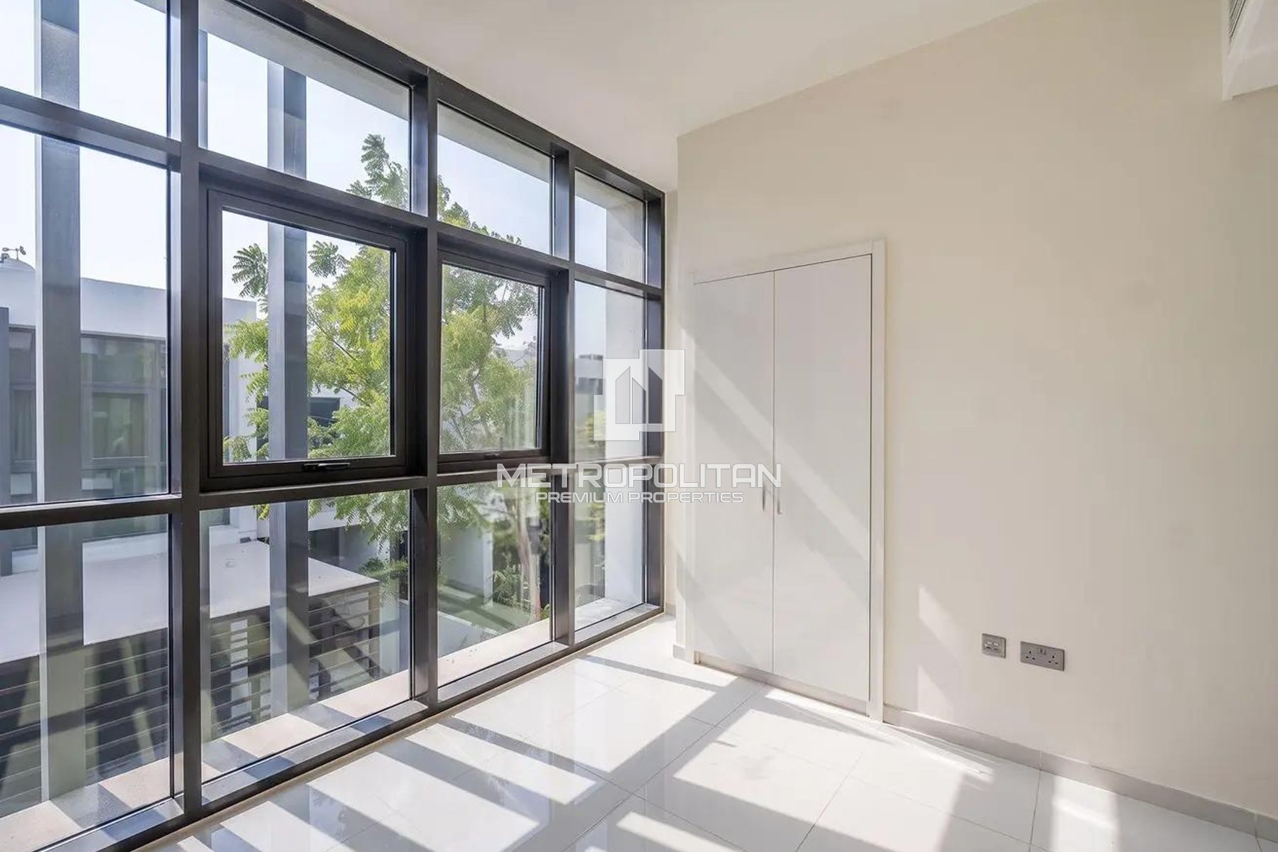 R2M14 | Vacant | 3 Bed | Closed Kitchen | Spacious