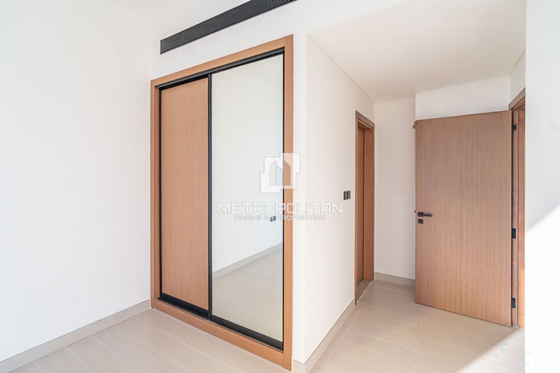 High-End FinishI High Floor I Vacant I Urgent Sale