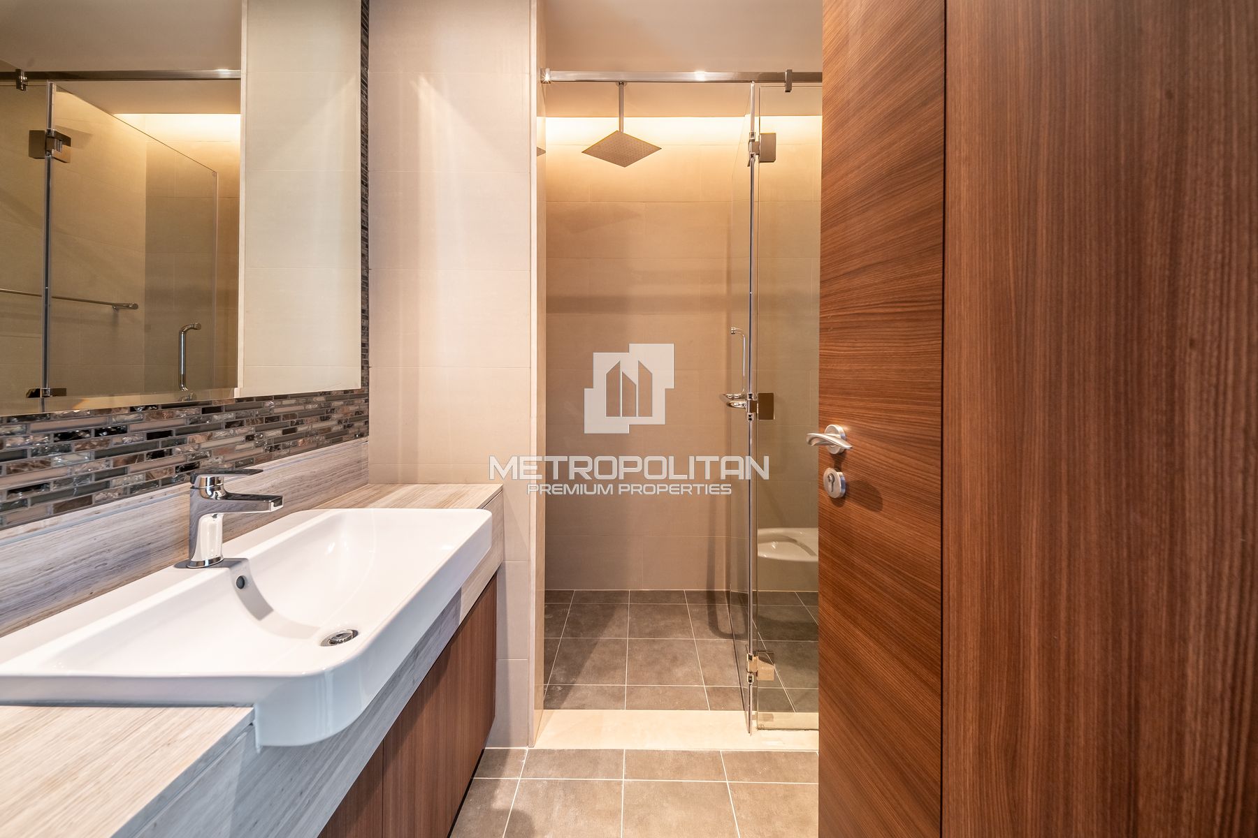 Luxury 2BR|Fully Upgraded and Furnished|Vacant