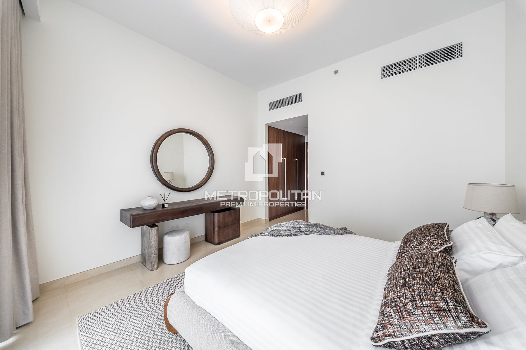 Luxury 2BR|Fully Upgraded and Furnished|Vacant