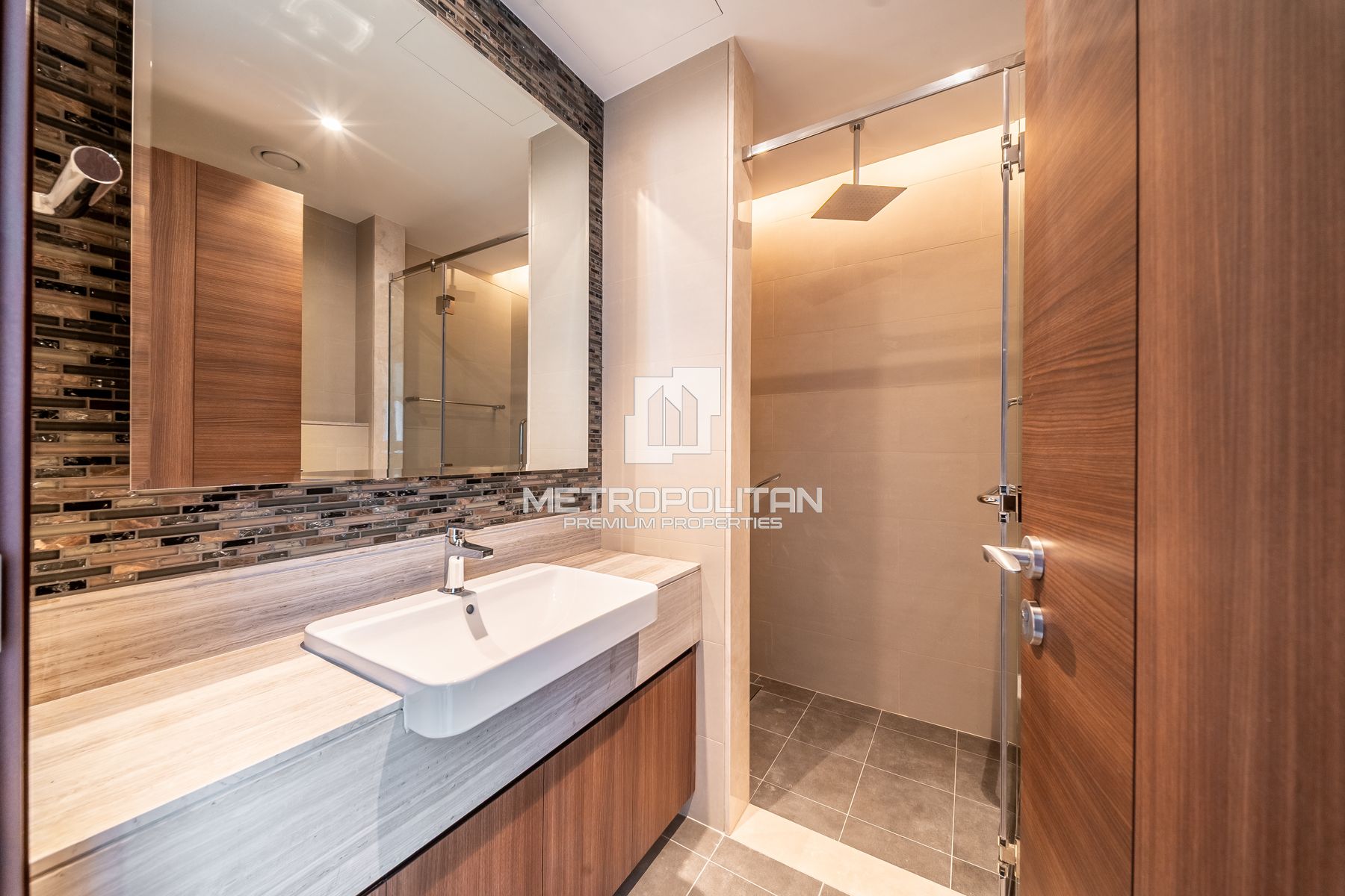 Luxury 2BR|Fully Upgraded and Furnished|Vacant