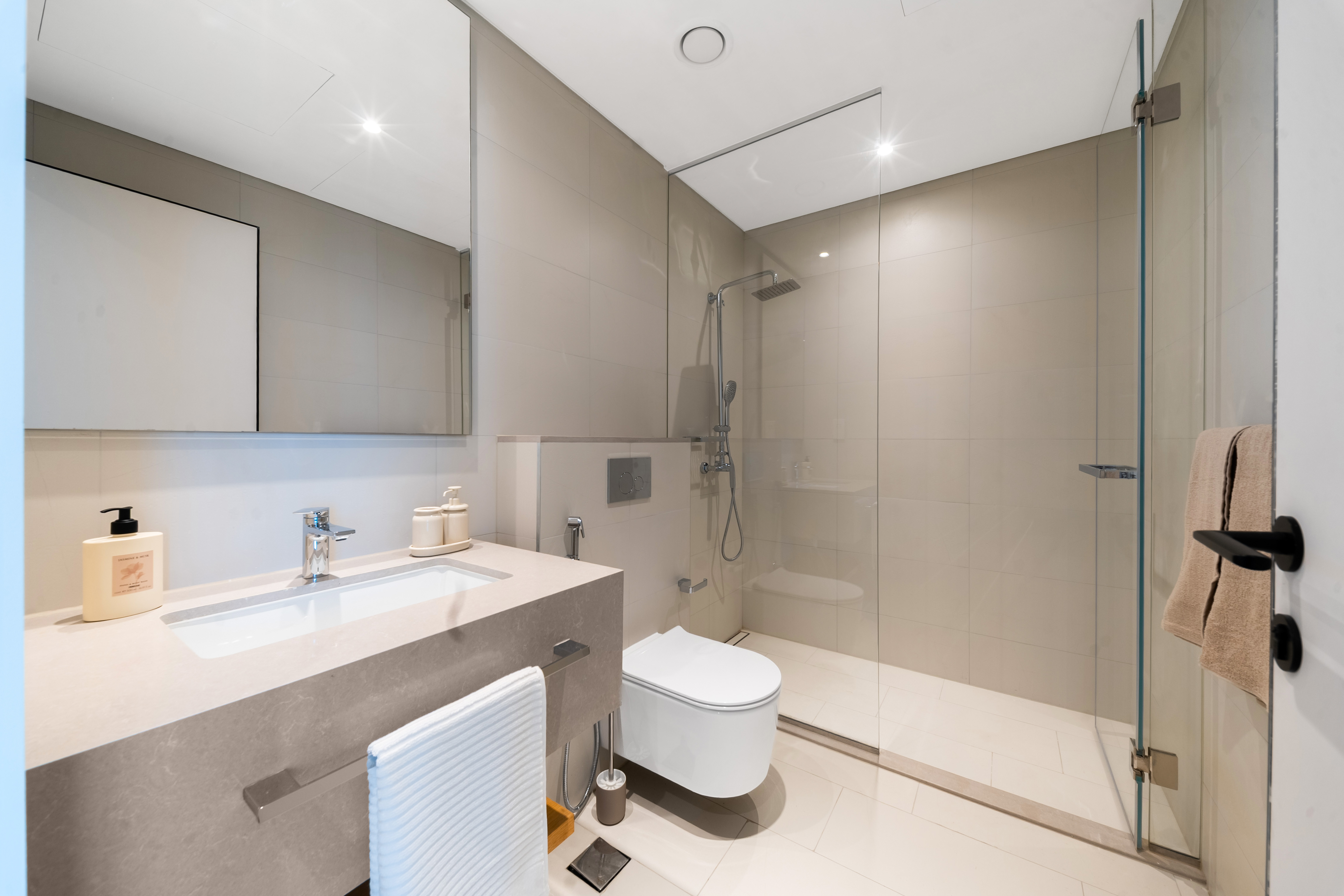 Elegant 4BR|Furnished| High Floor|Sea and Ain View