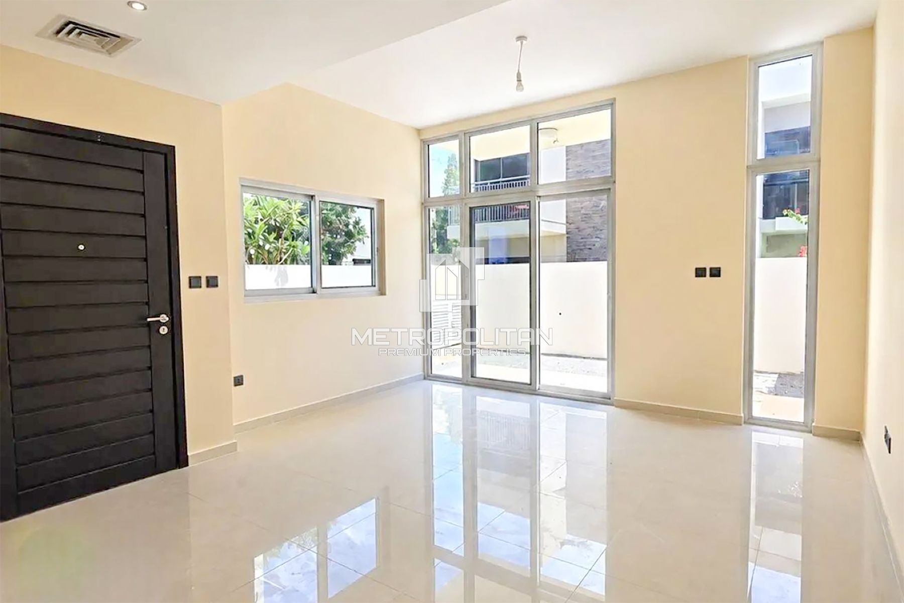 Vacant | Corner | Closed Kitchen | Prime Location