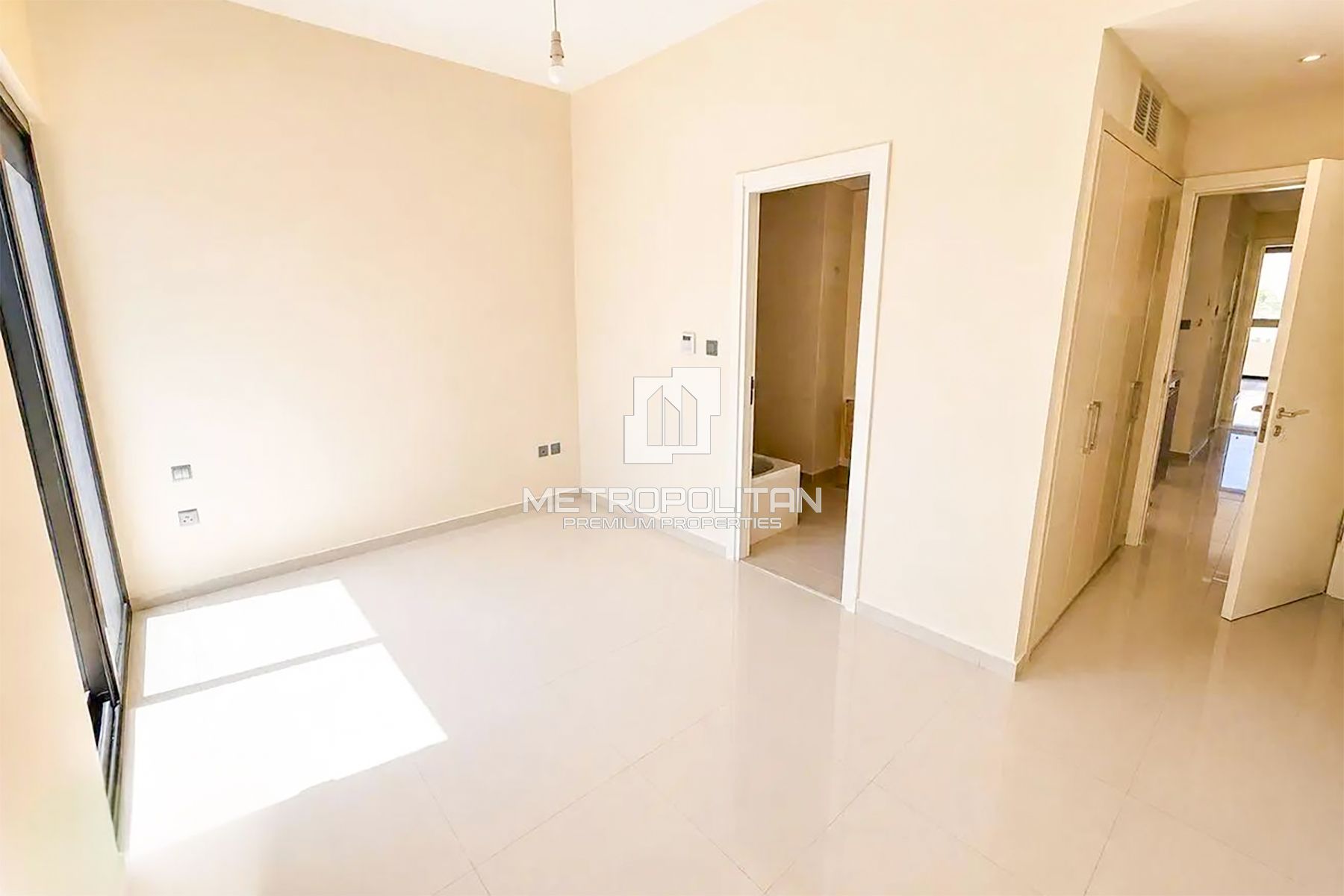 Vacant | Corner | Closed Kitchen | Prime Location