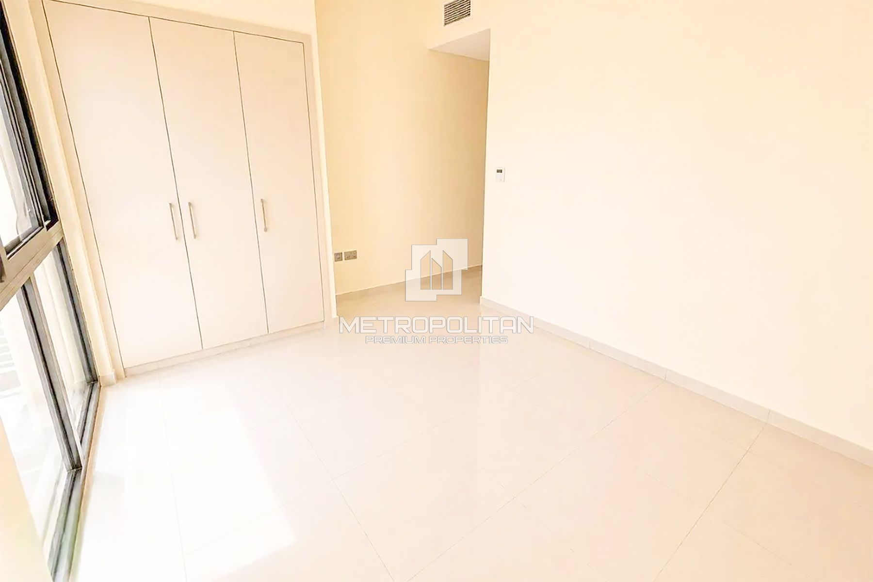 Vacant | Corner | Closed Kitchen | Prime Location