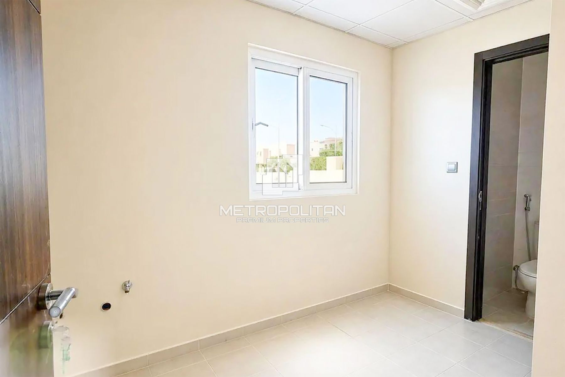Vacant | Corner | Closed Kitchen | Prime Location