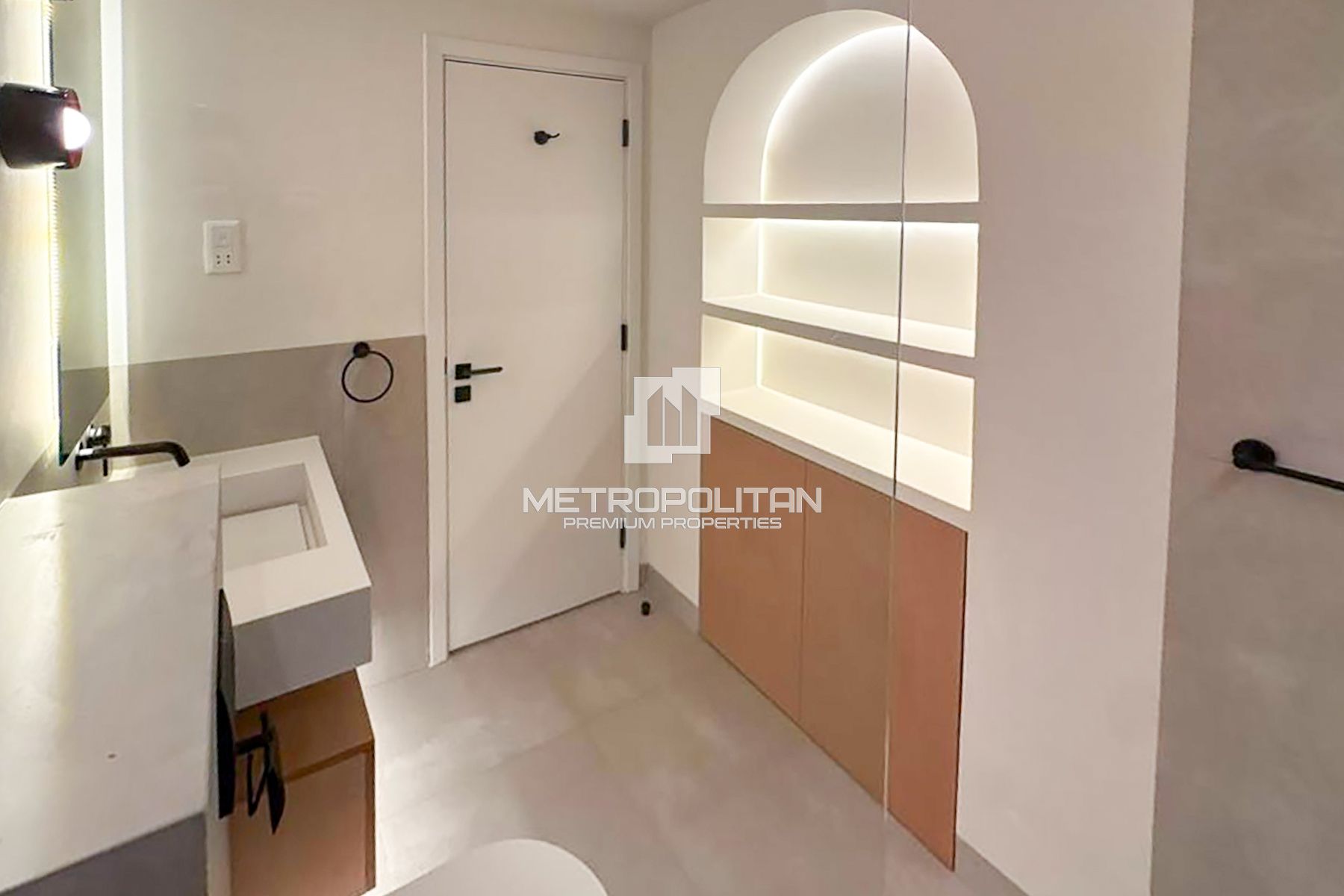 Sophisticated 1BR | Fully Upgraded & Furnished
