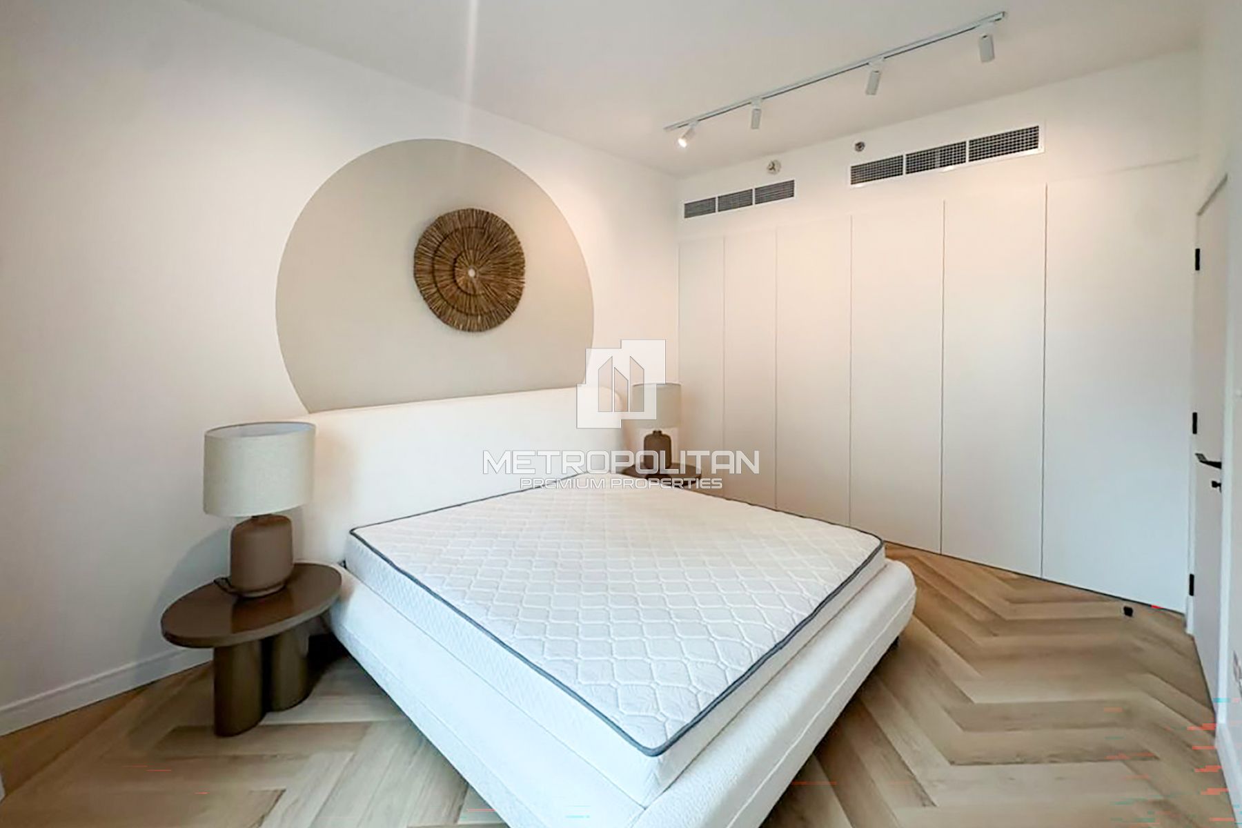 Sophisticated 1BR | Fully Upgraded & Furnished