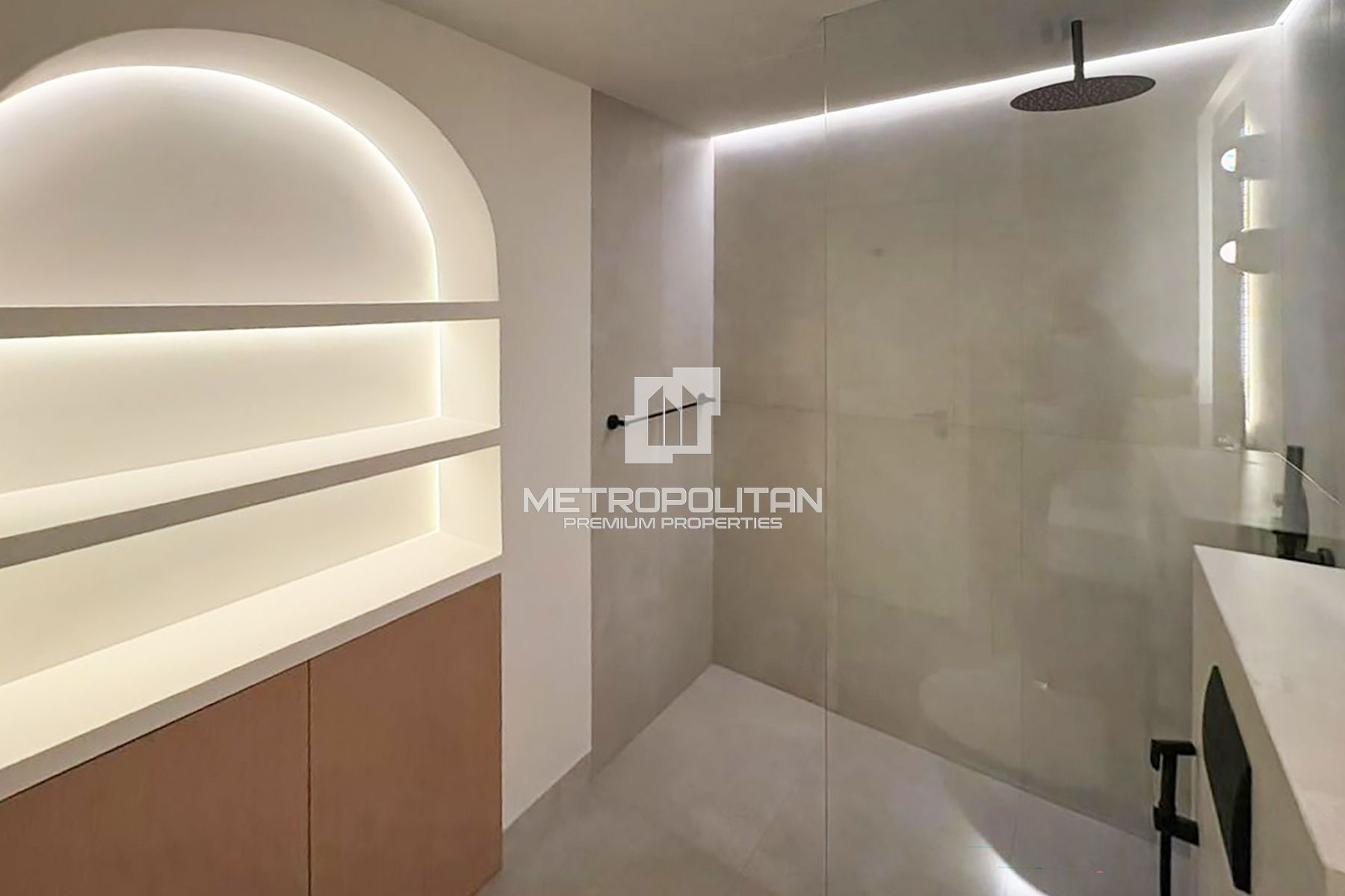 Sophisticated 1BR | Fully Upgraded & Furnished