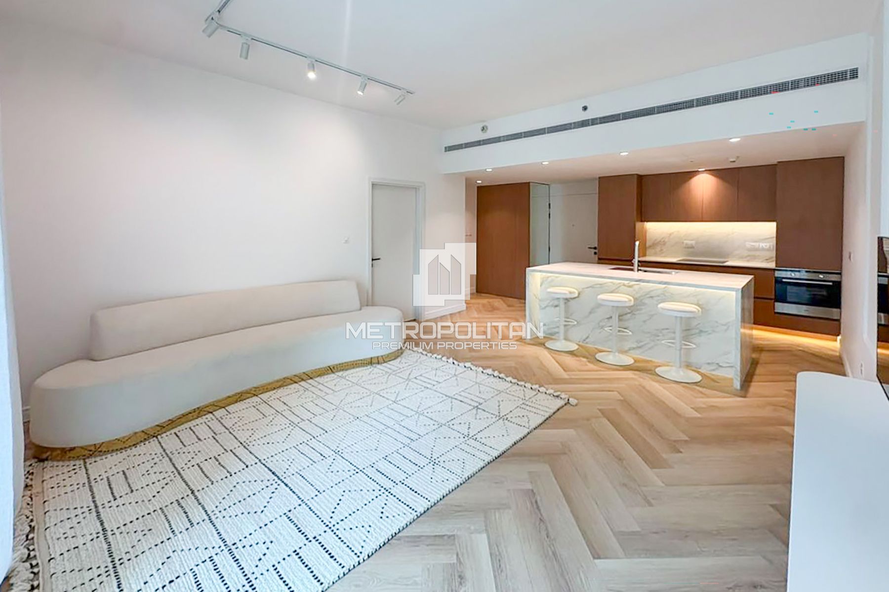 Sophisticated 1BR | Fully Upgraded & Furnished