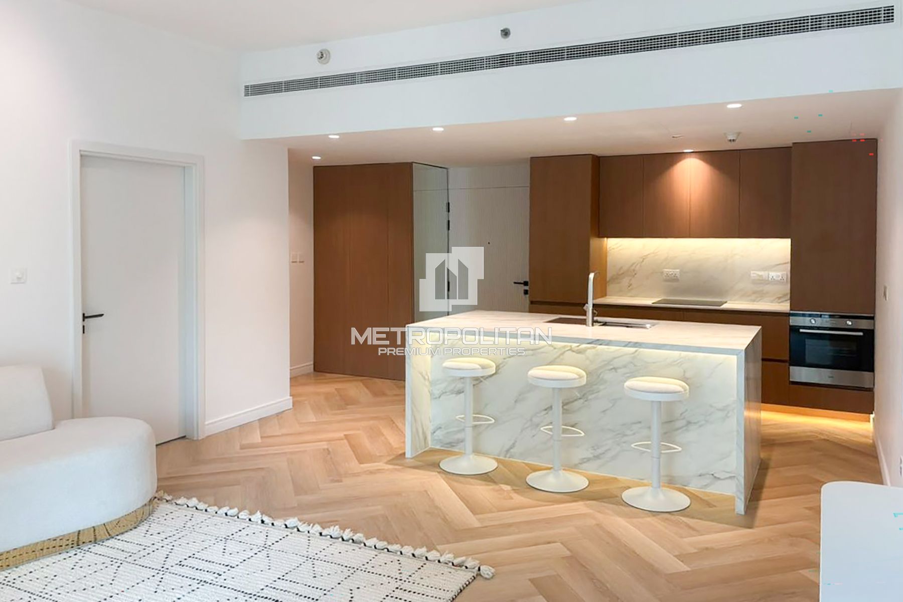 Sophisticated 1BR | Fully Upgraded & Furnished