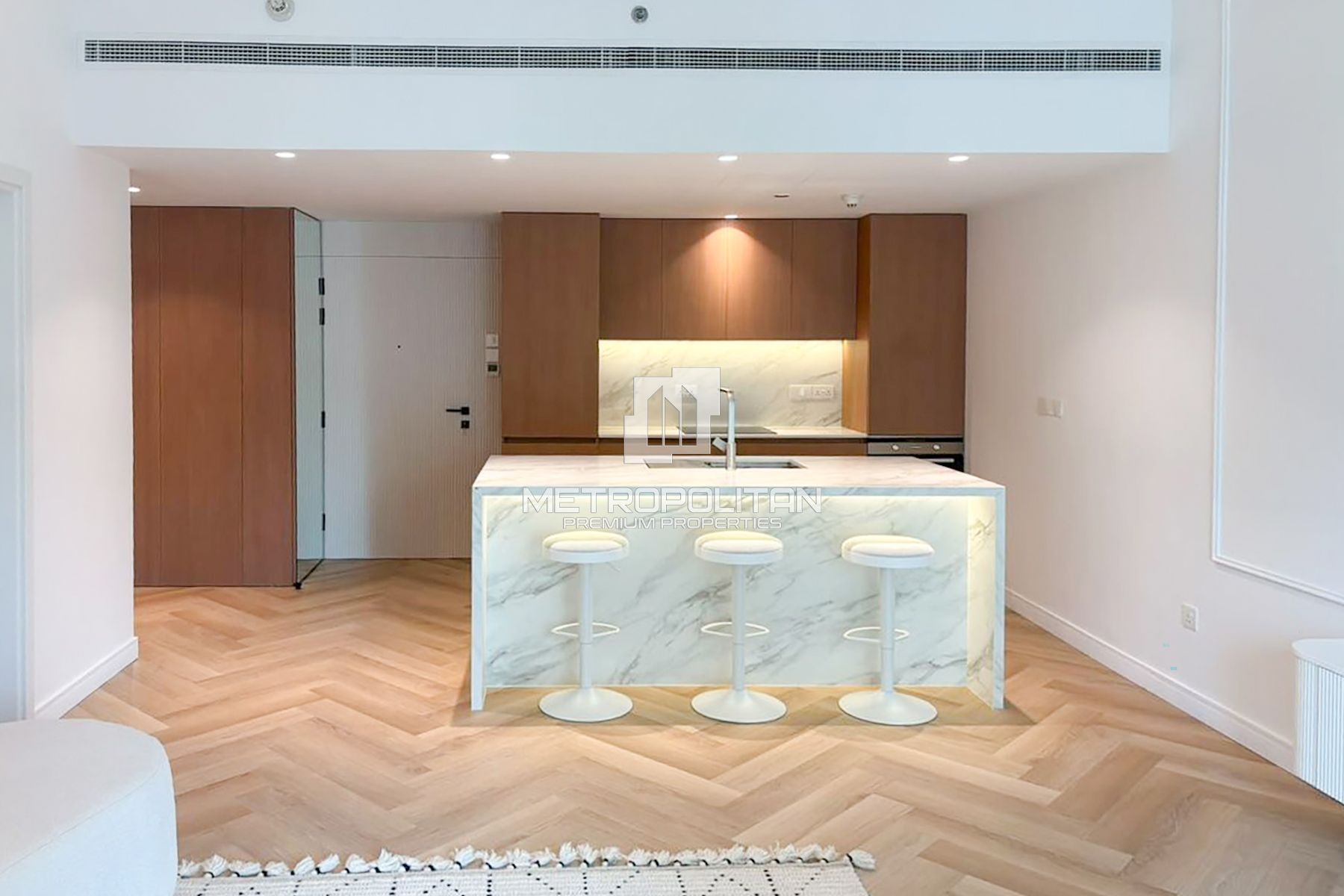 Sophisticated 1BR | Fully Upgraded & Furnished