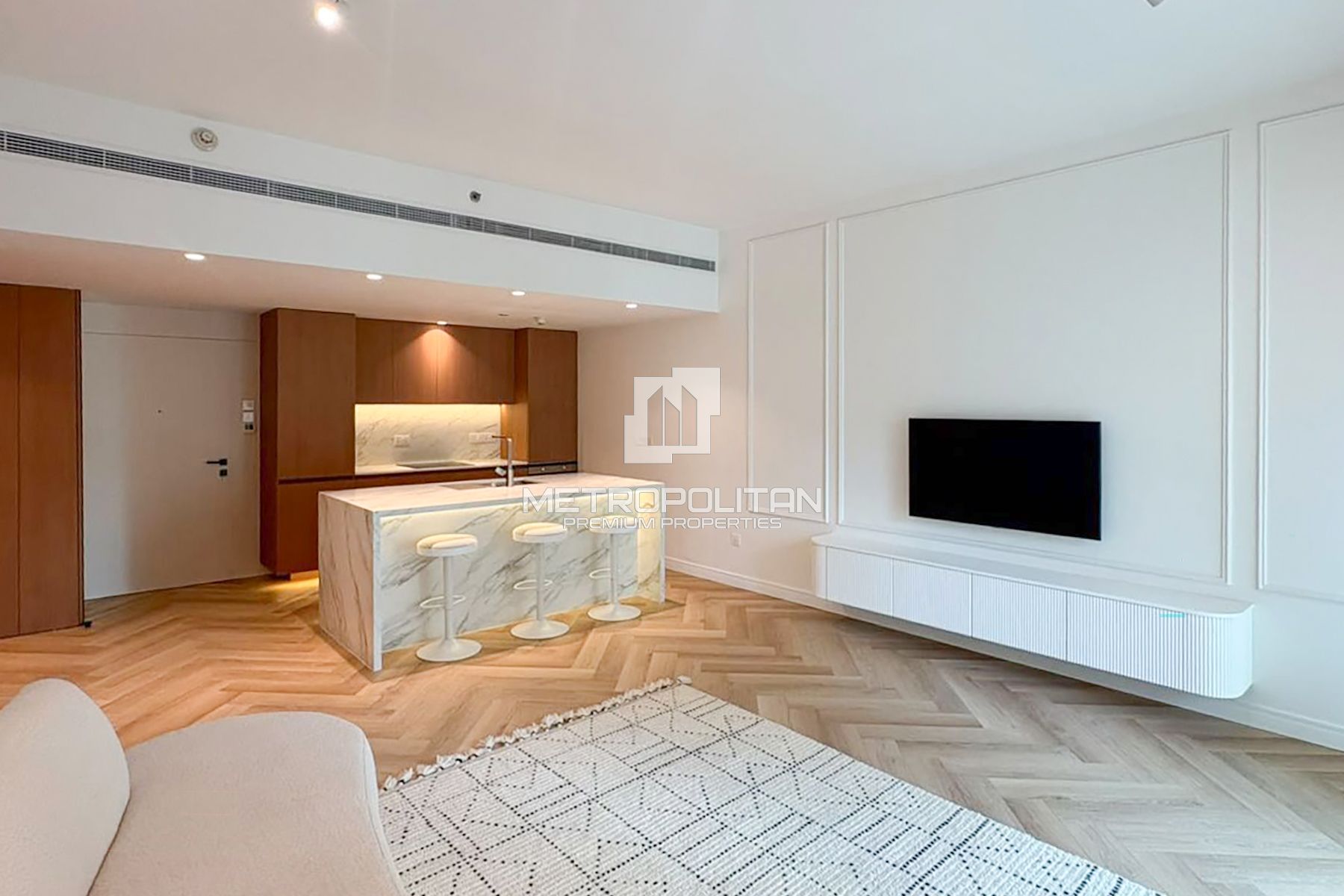 Sophisticated 1BR | Fully Upgraded & Furnished