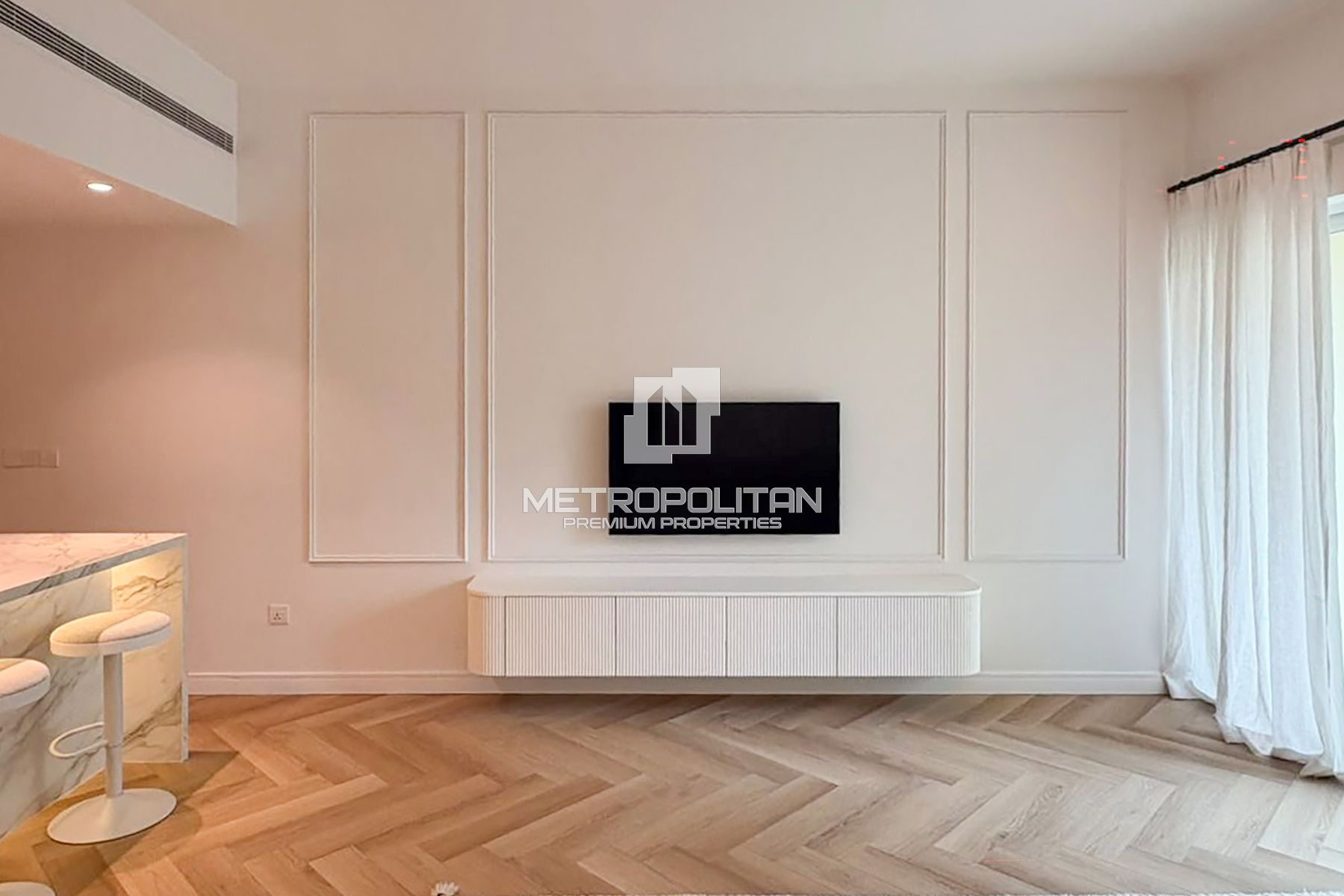 Sophisticated 1BR | Fully Upgraded & Furnished