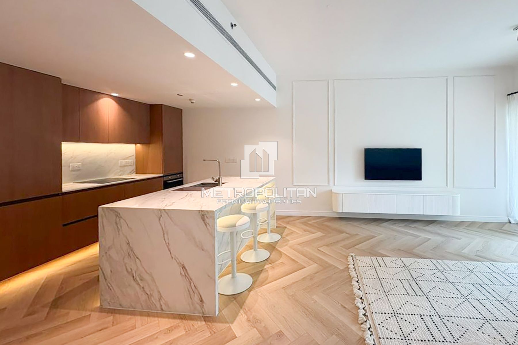 Sophisticated 1BR | Fully Upgraded & Furnished
