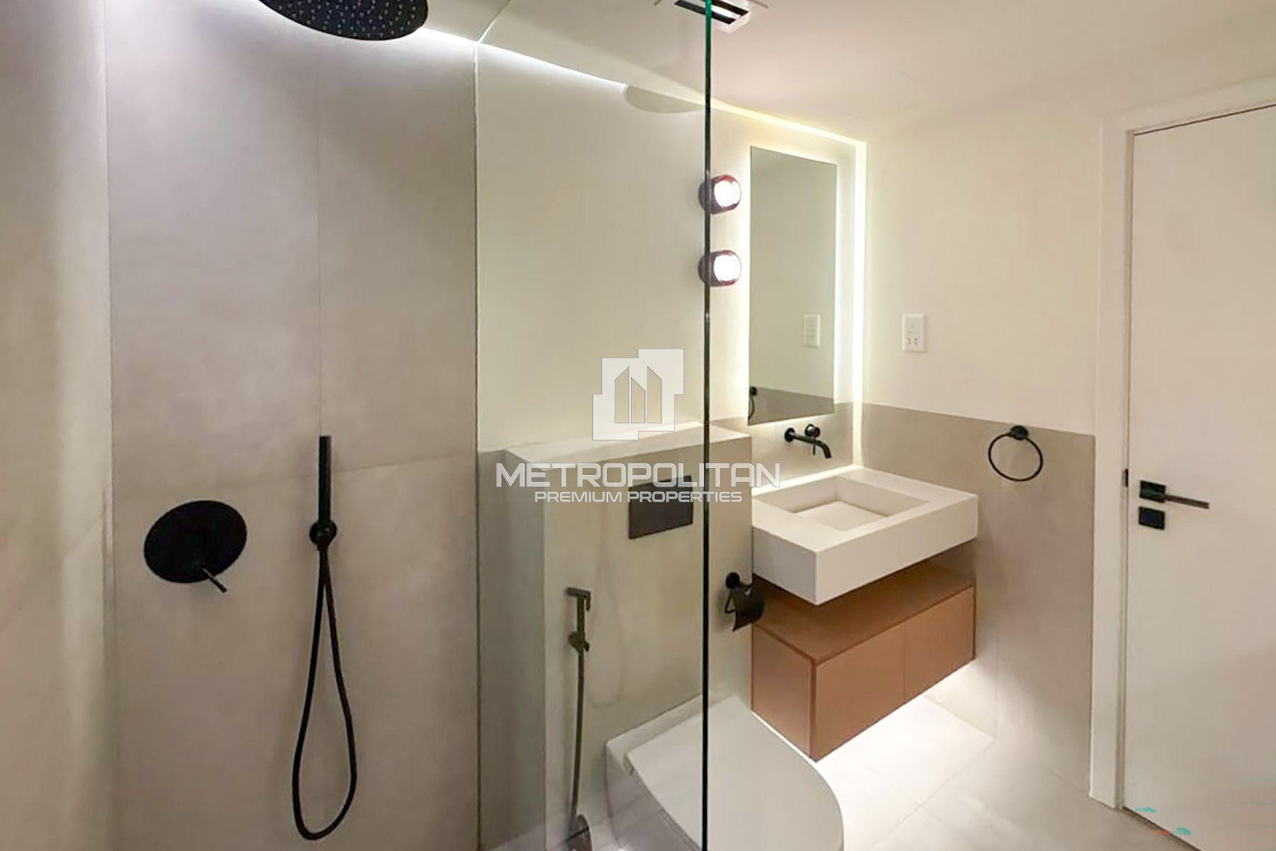Sophisticated 1BR | Fully Upgraded & Furnished