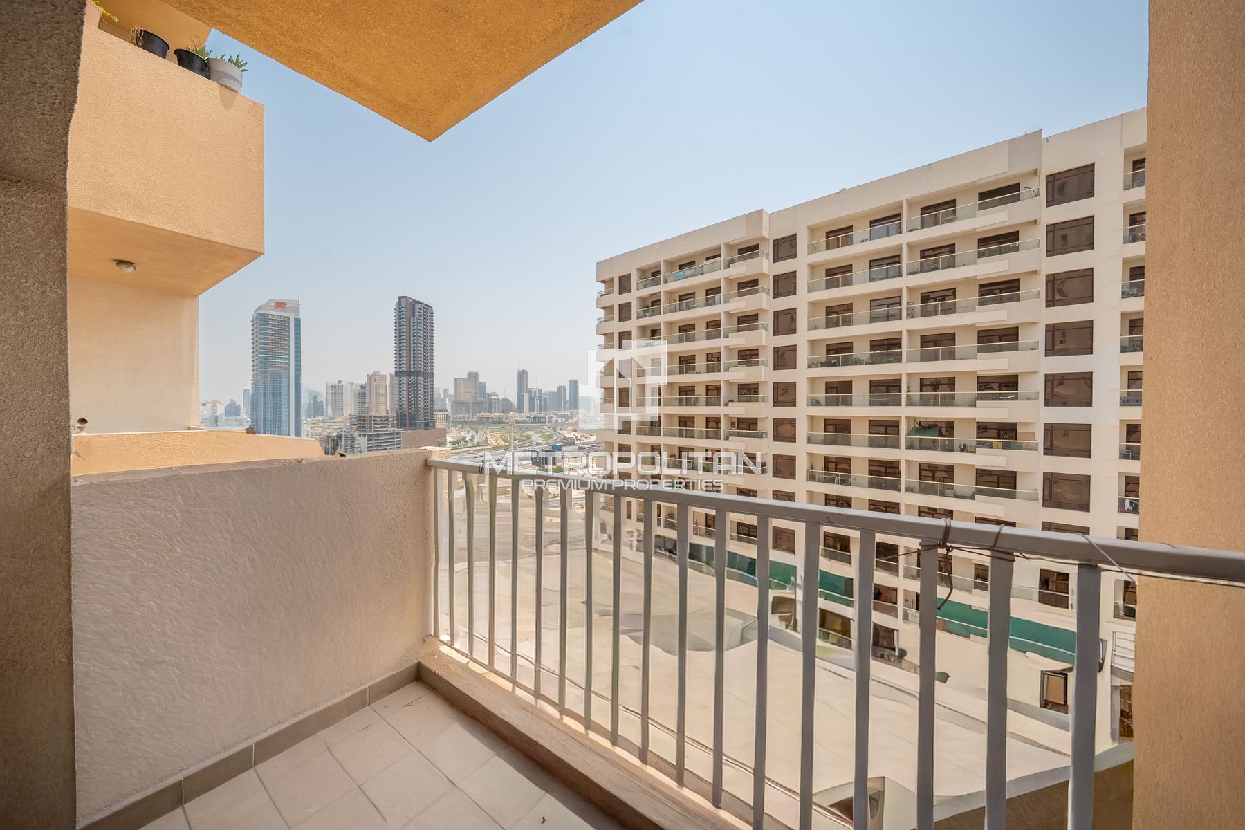 Spacious Living | Vacant on Transfer | High Floor