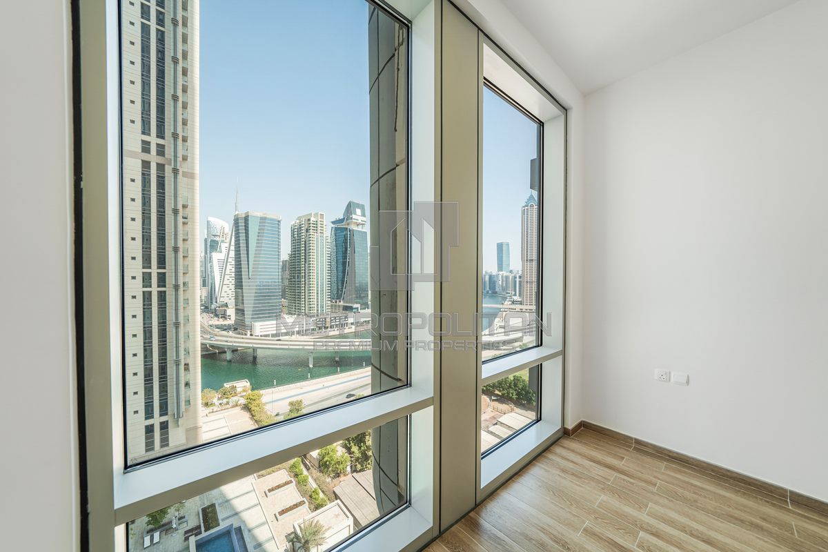 Burj Khalifa & Dubai Water Canal Views | Mid-Floor