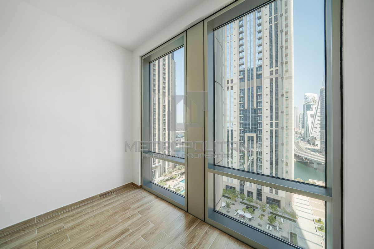Burj Khalifa & Dubai Water Canal Views | Mid-Floor