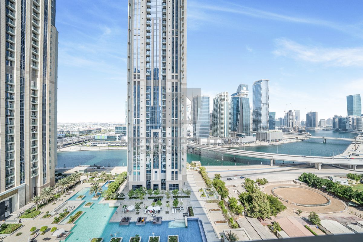 Burj Khalifa & Dubai Water Canal Views | Mid-Floor