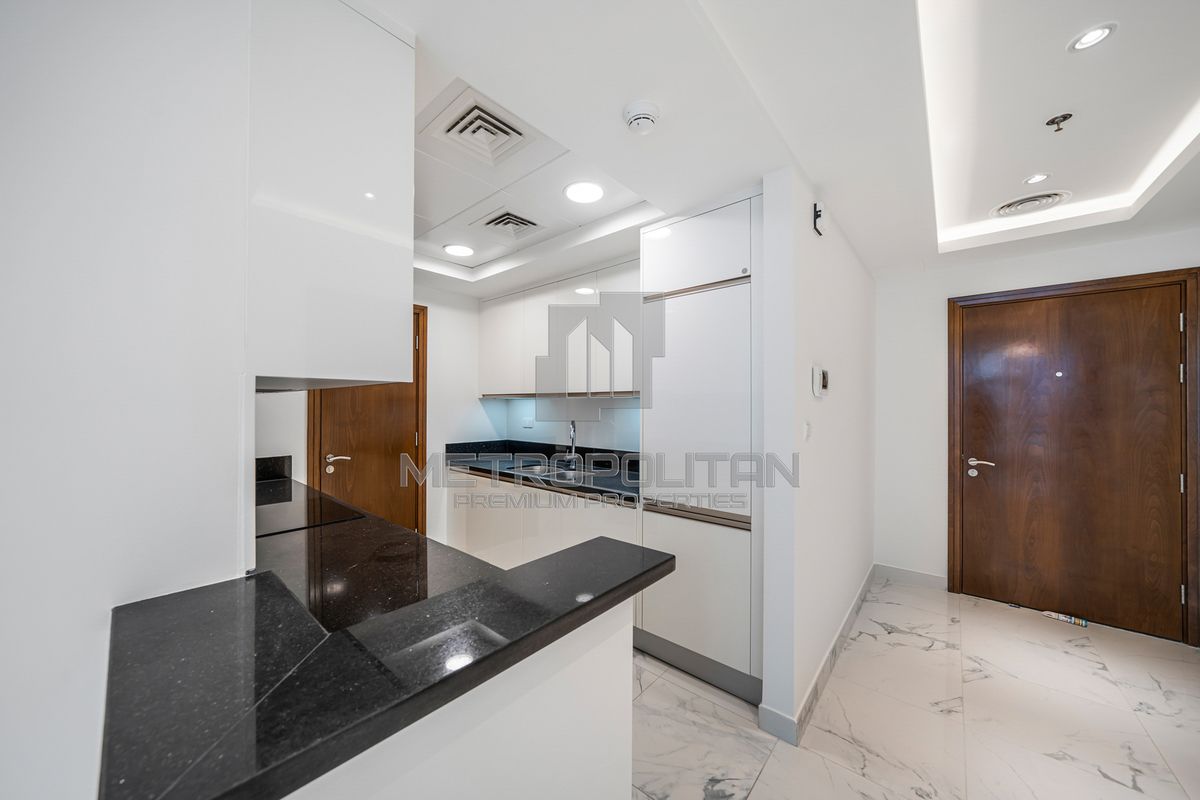 Burj Khalifa & Dubai Water Canal Views | Mid-Floor