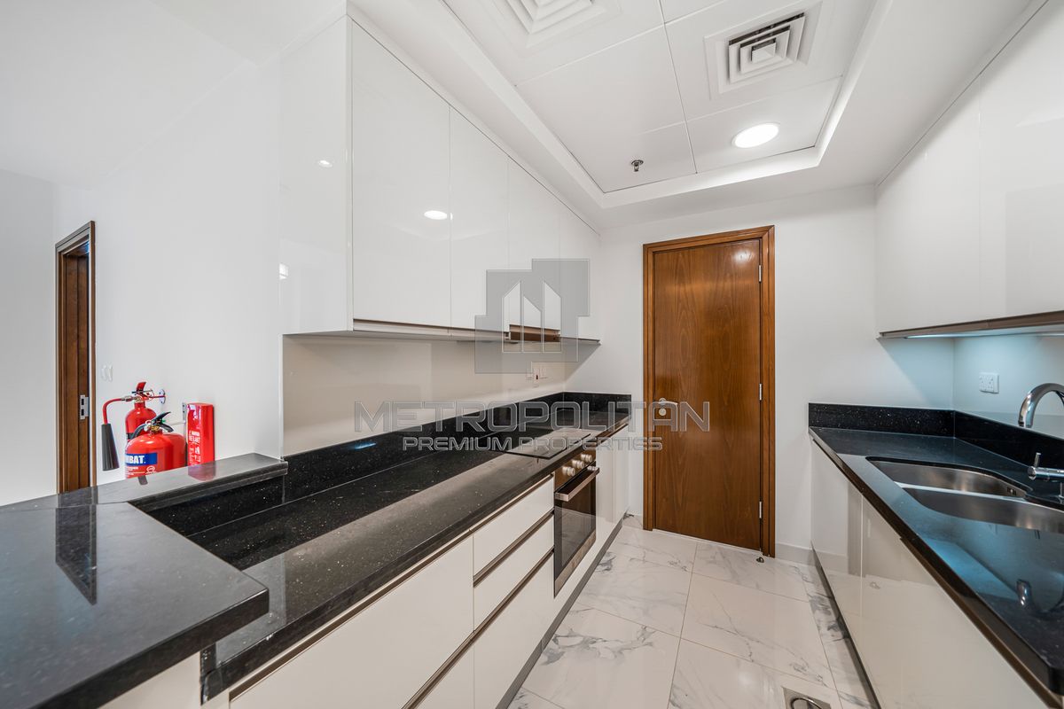 Burj Khalifa & Dubai Water Canal Views | Mid-Floor