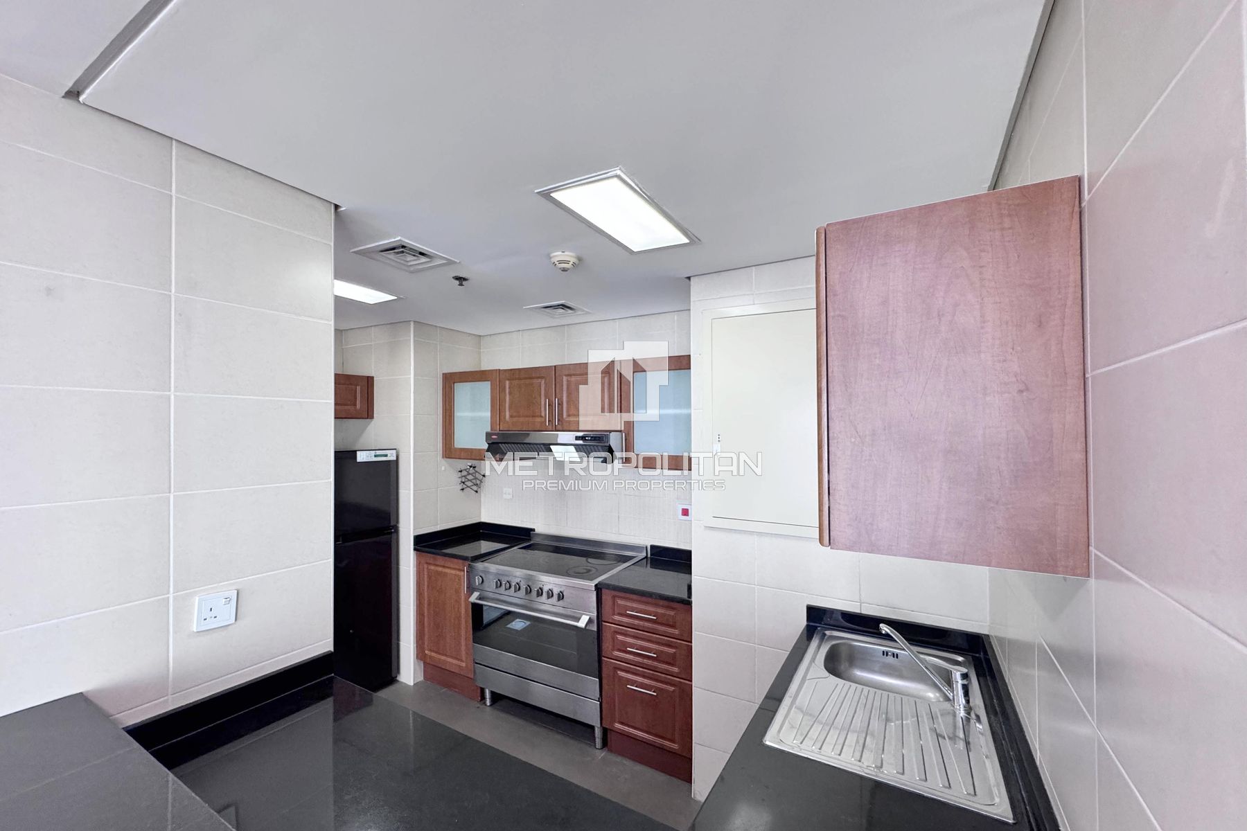 SPACIOUS LAYOUT | HIGH FLOOR | LAKE VIEW