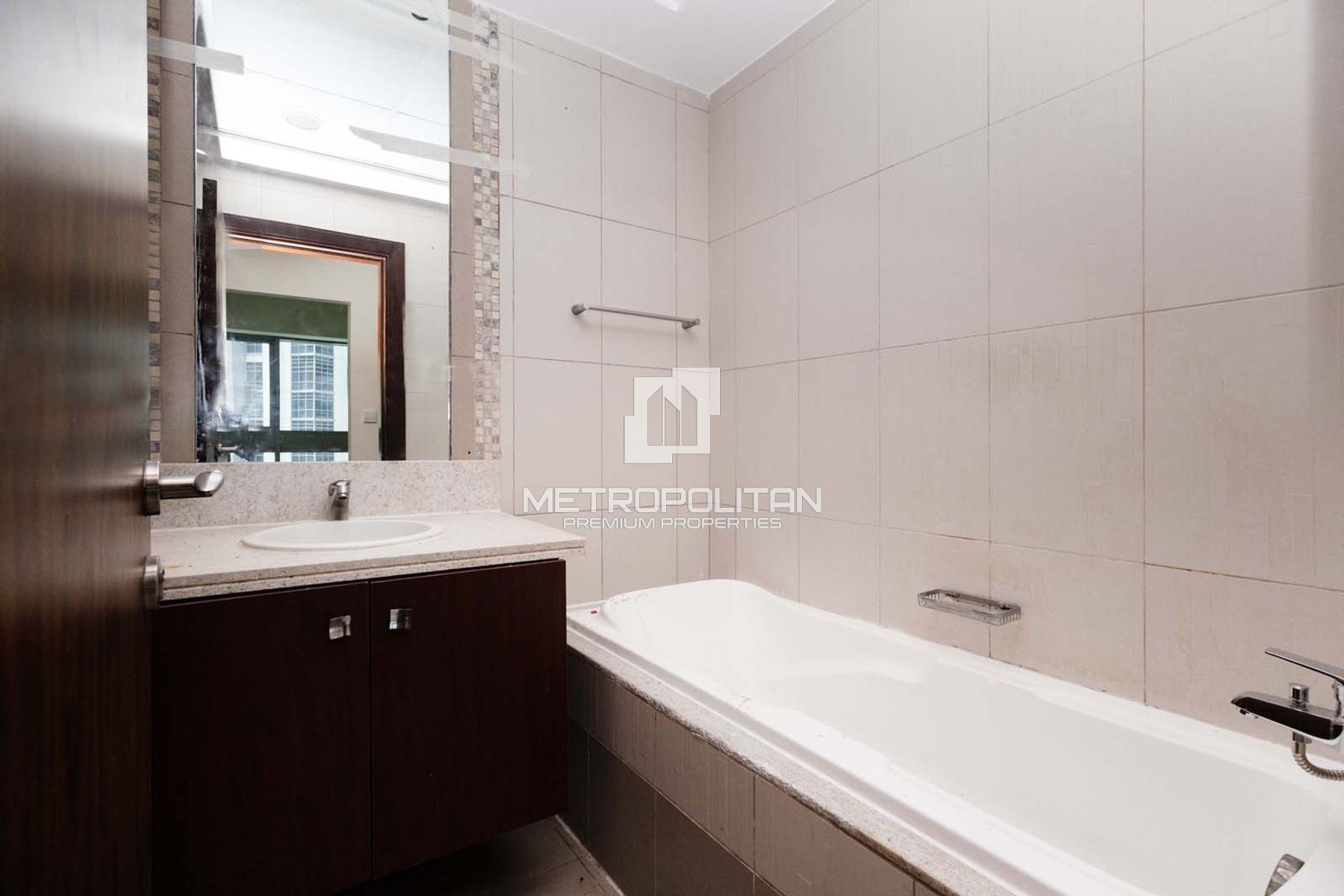 VASTU HOME | BRIGHT & AIRY | POOL VIEW | VACANT