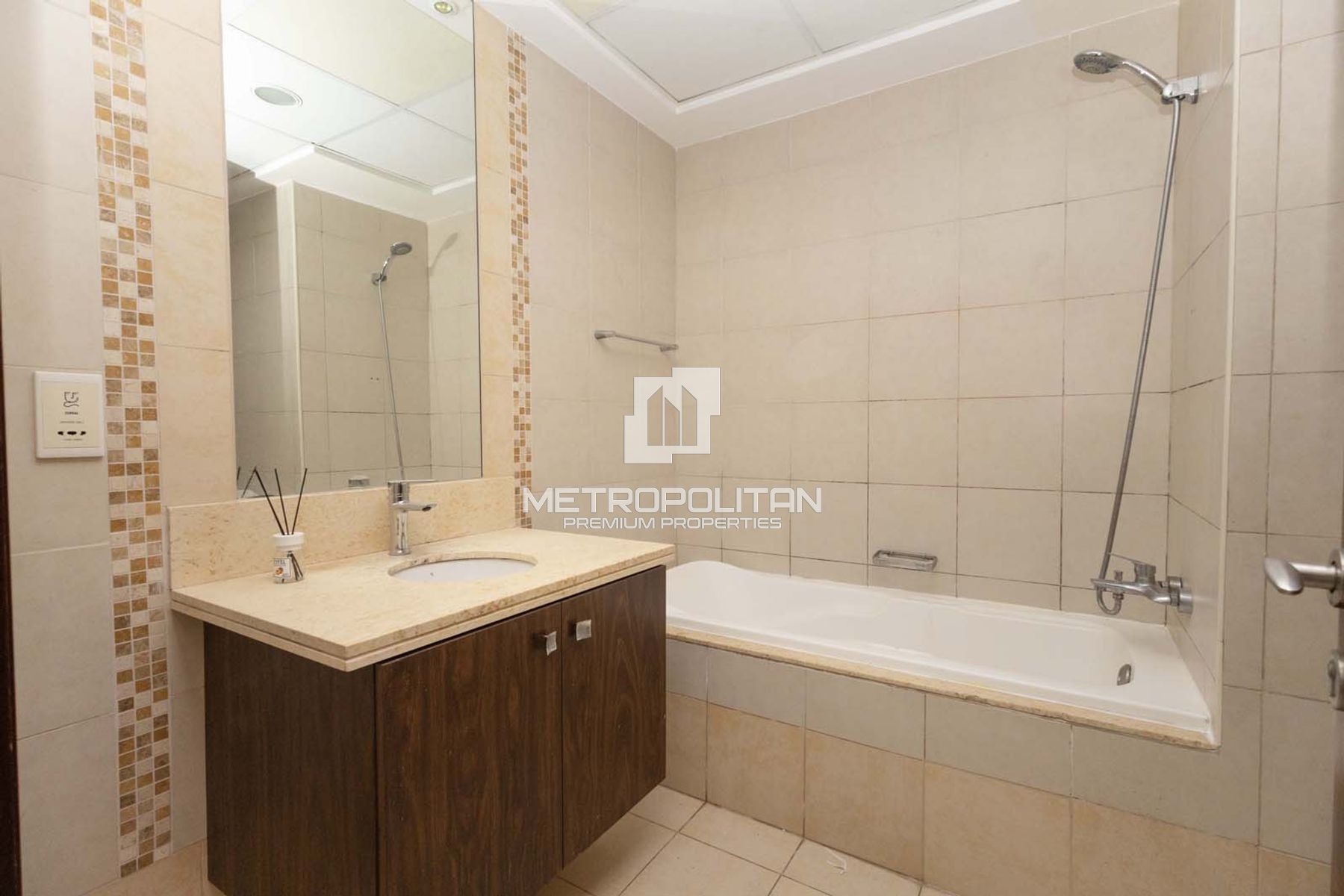 VASTU HOME | BRIGHT & AIRY | POOL VIEW | VACANT