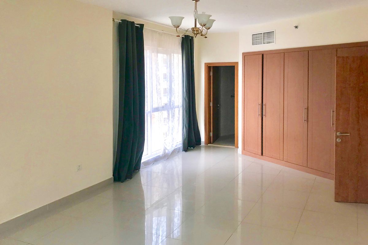 Ready to Move | Larger Layout | Walk to Mall