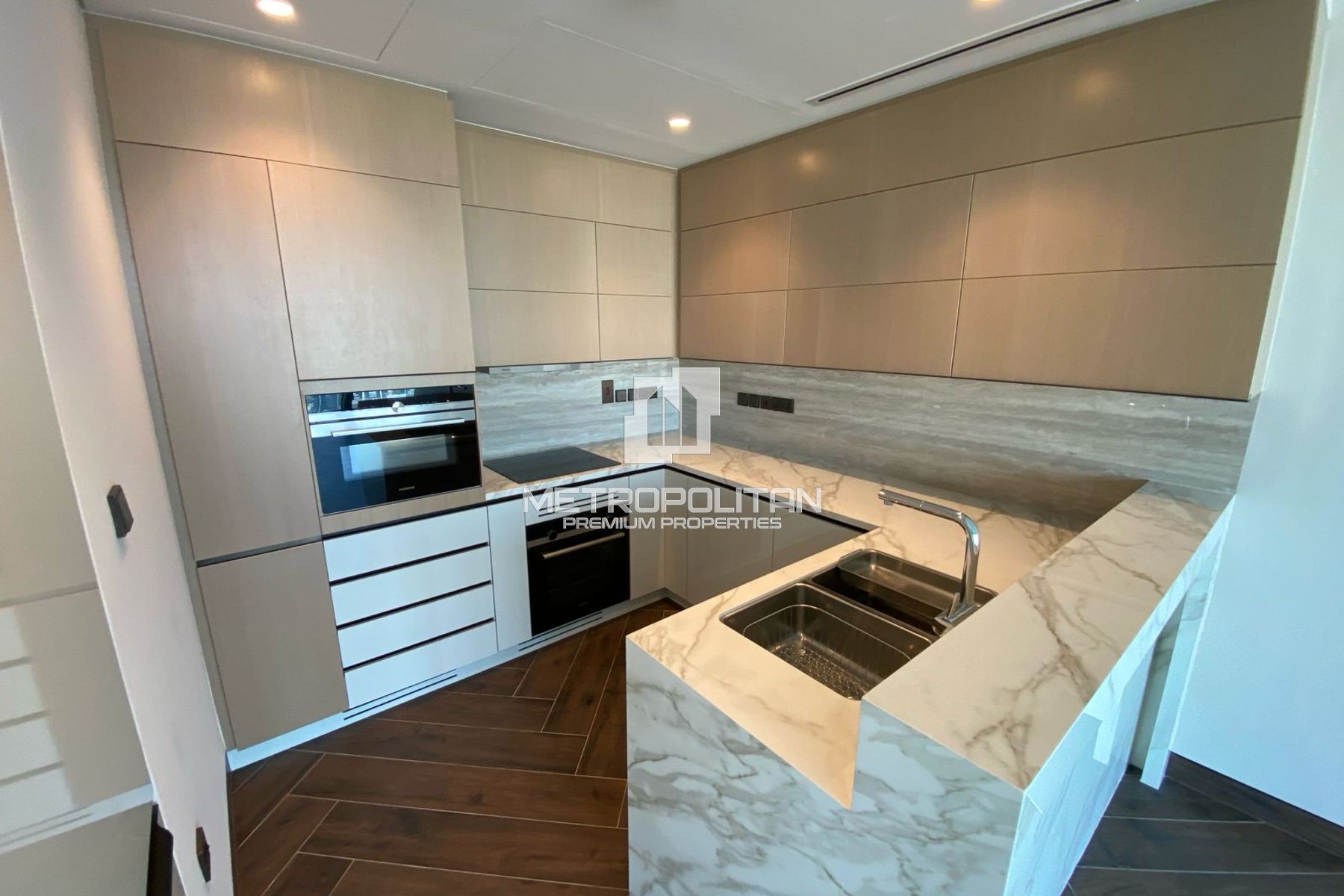 Luxury & Italian Furnishing |Stunning Skyline View