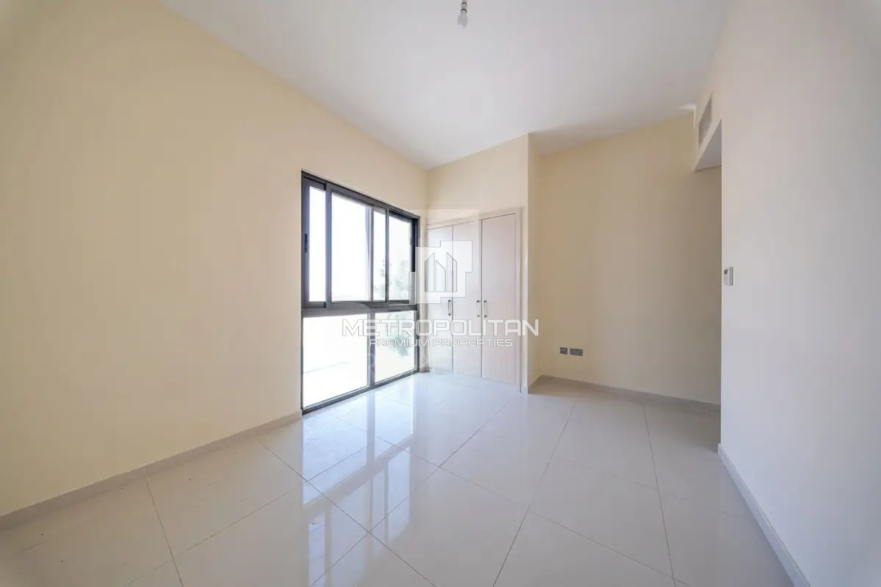 Single Row | Corner | Closed Kitchen | Vacant