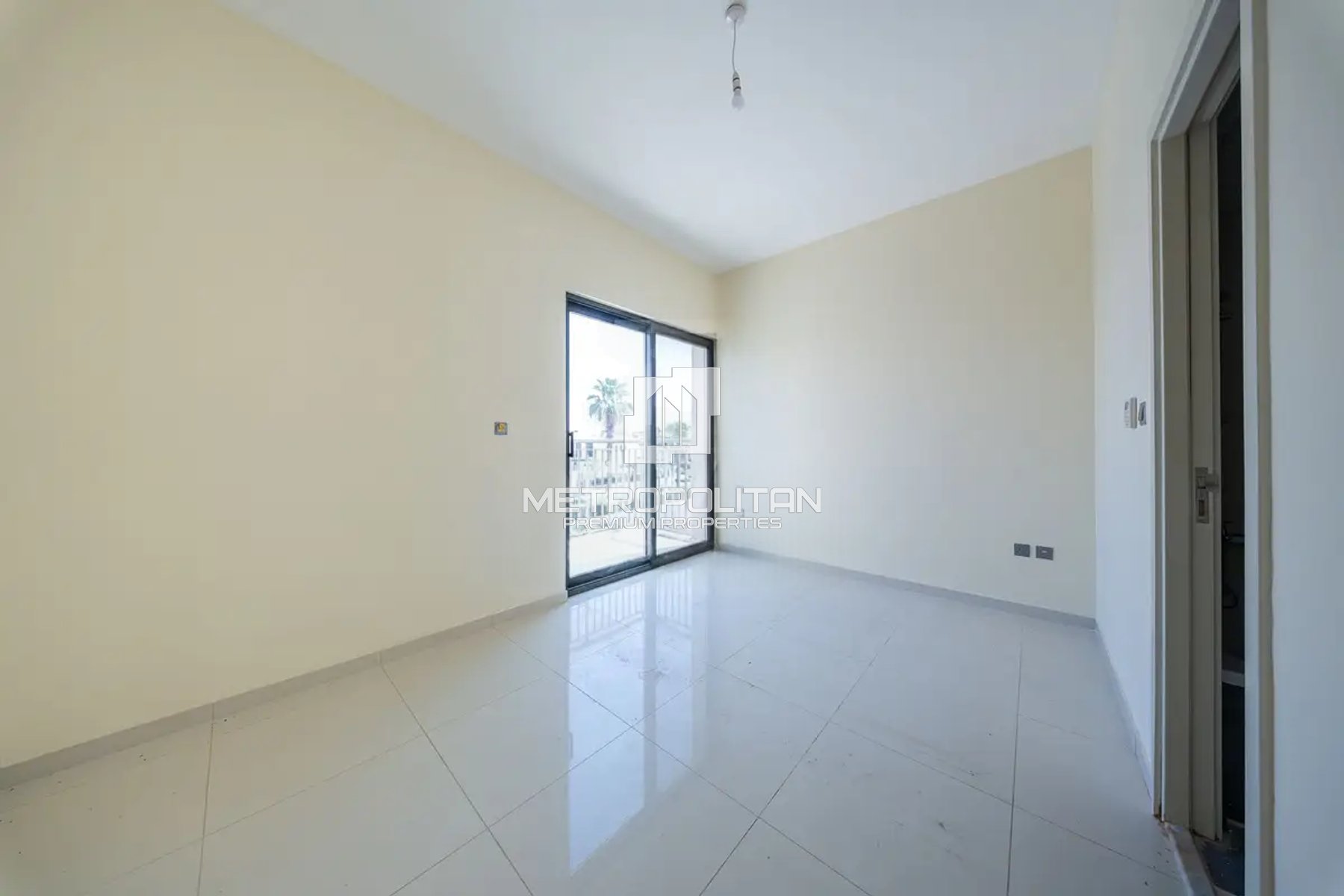 Single Row | Corner | Closed Kitchen | Vacant