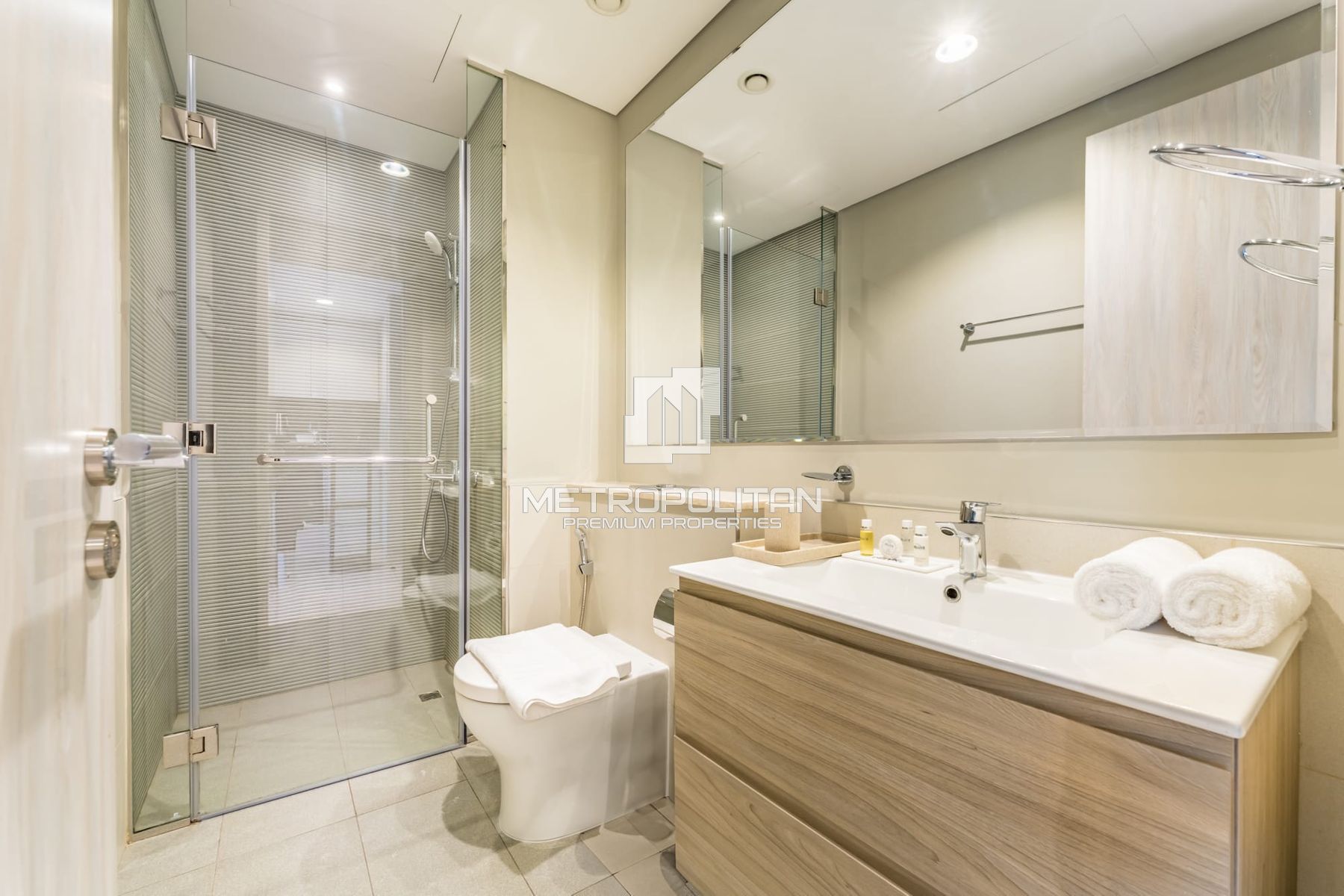 Luxury 1BR Furnished | Canal View | Business Bay