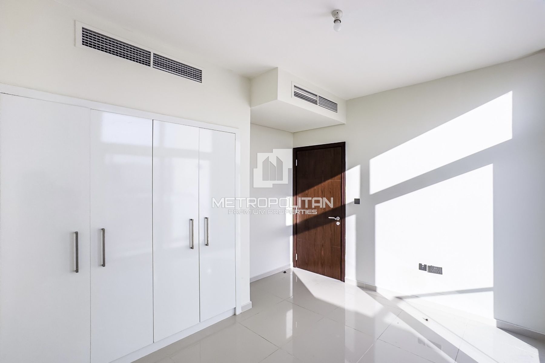 Corner | Single Row | Vacant | Spacious Layout