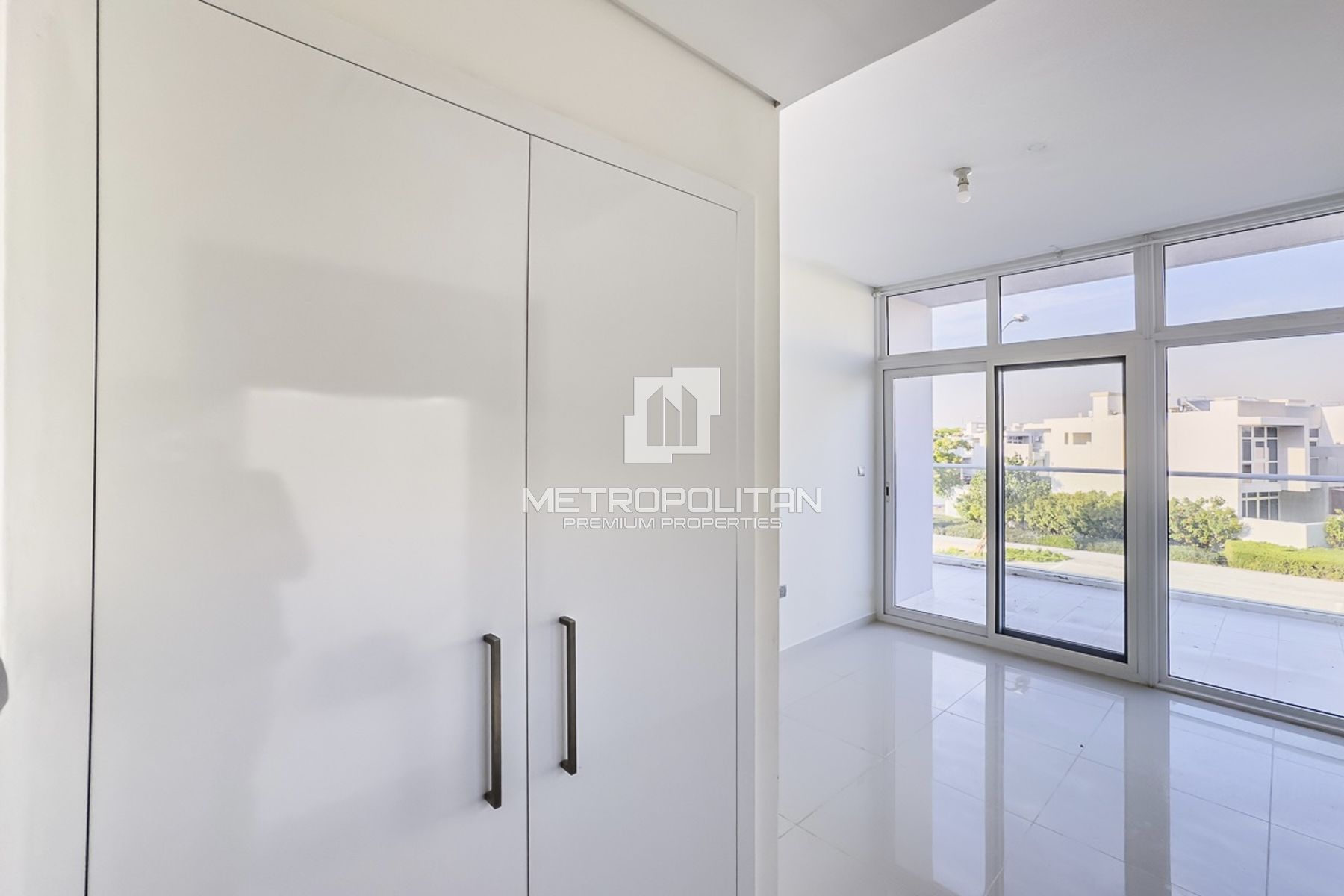 Corner | Single Row | Vacant | Spacious Layout