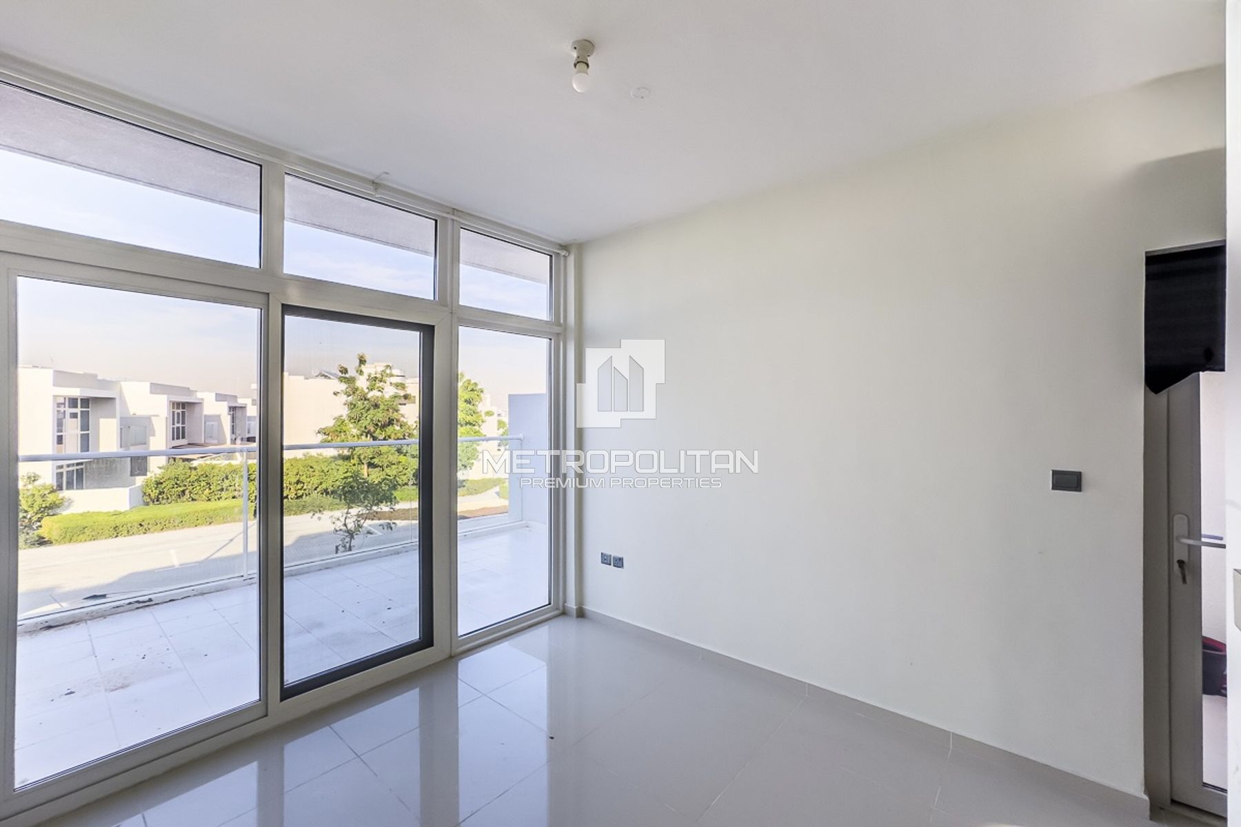 Corner | Single Row | Vacant | Spacious Layout