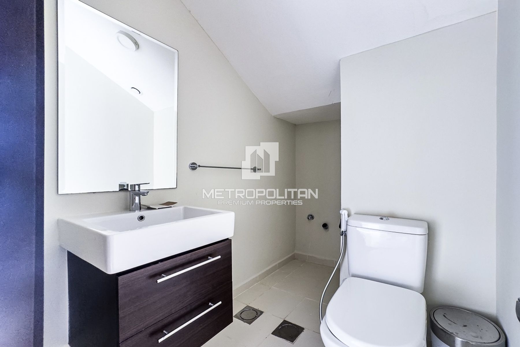 Corner | Single Row | Vacant | Spacious Layout