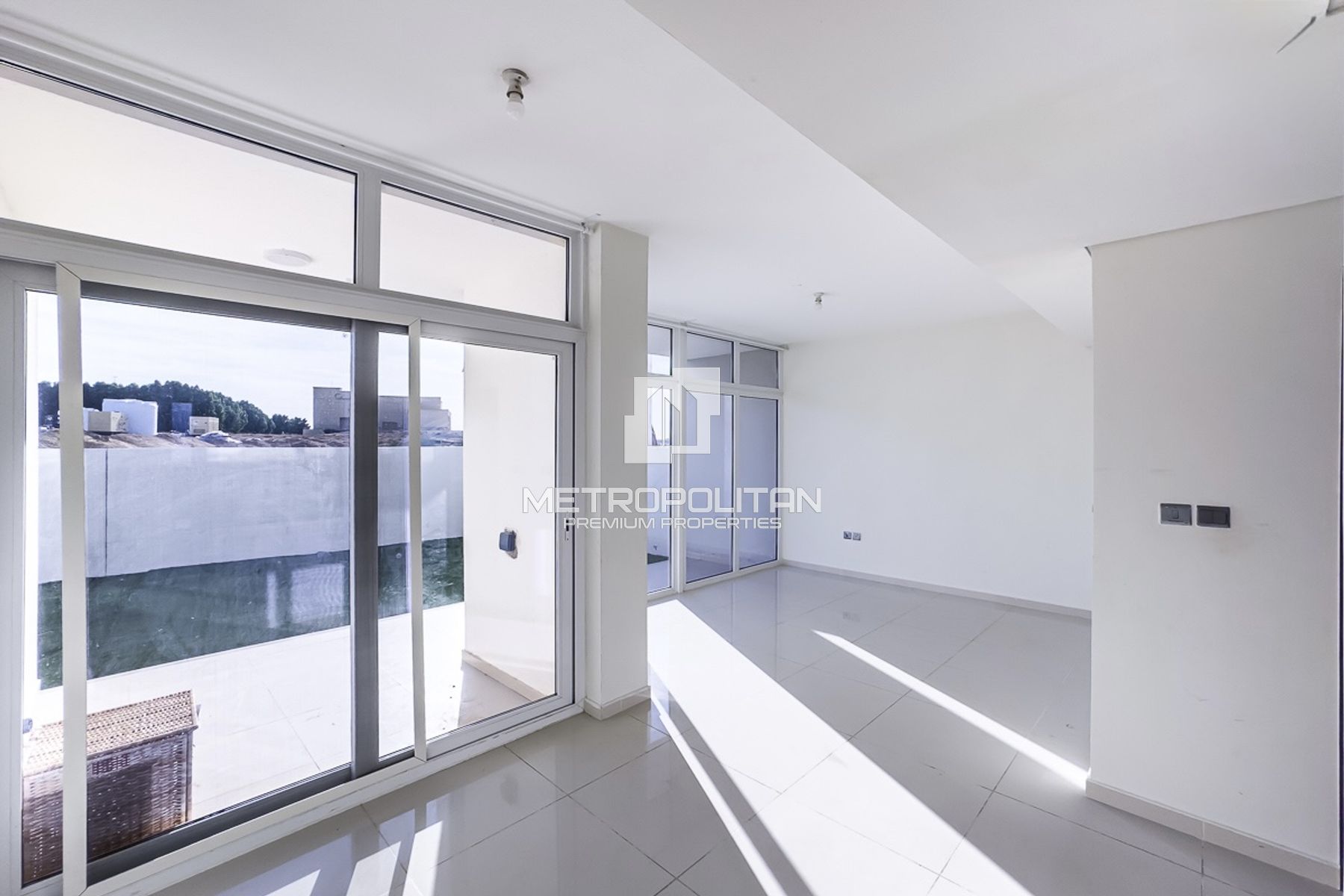 Corner | Single Row | Vacant | Spacious Layout