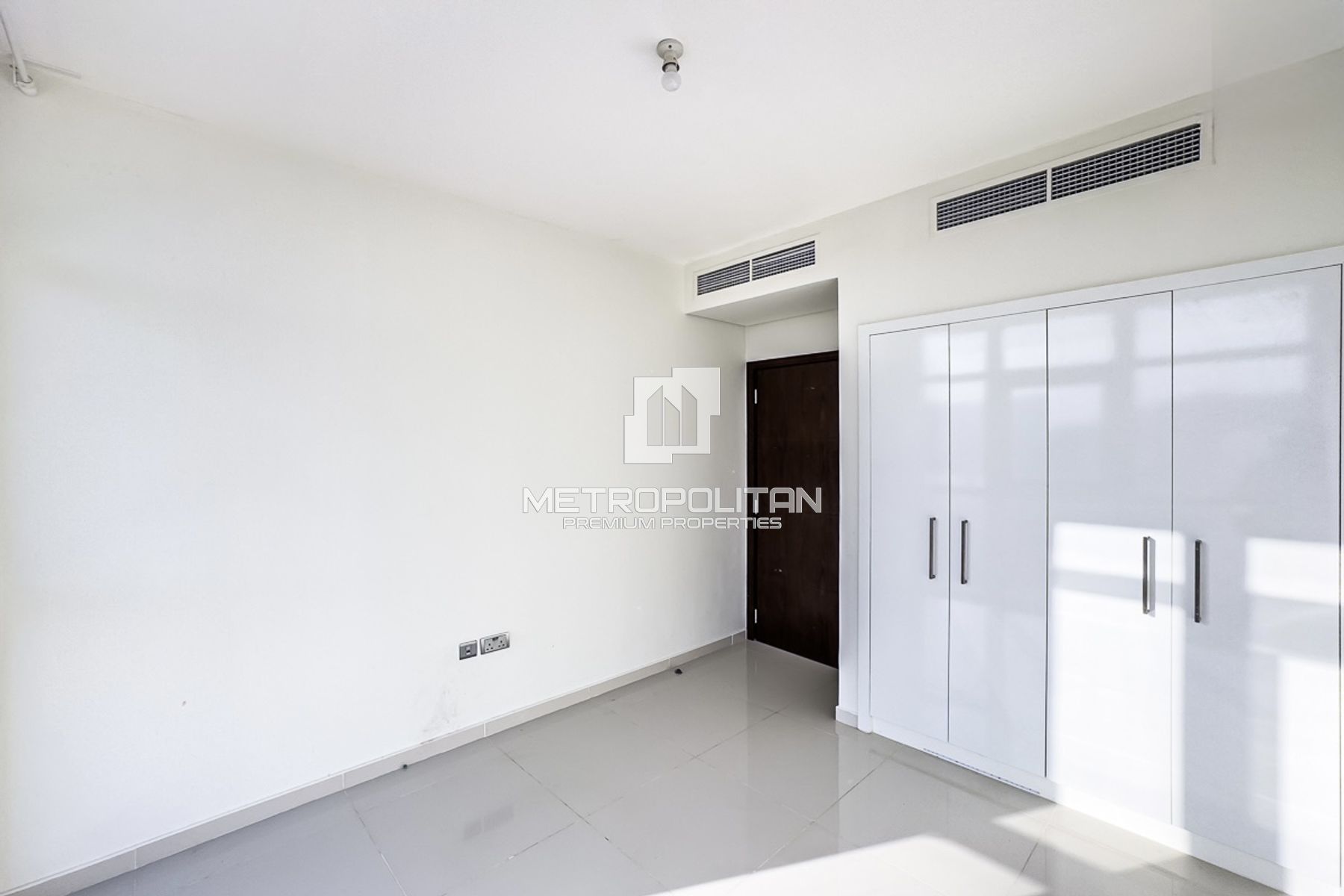 Corner | Single Row | Vacant | Spacious Layout