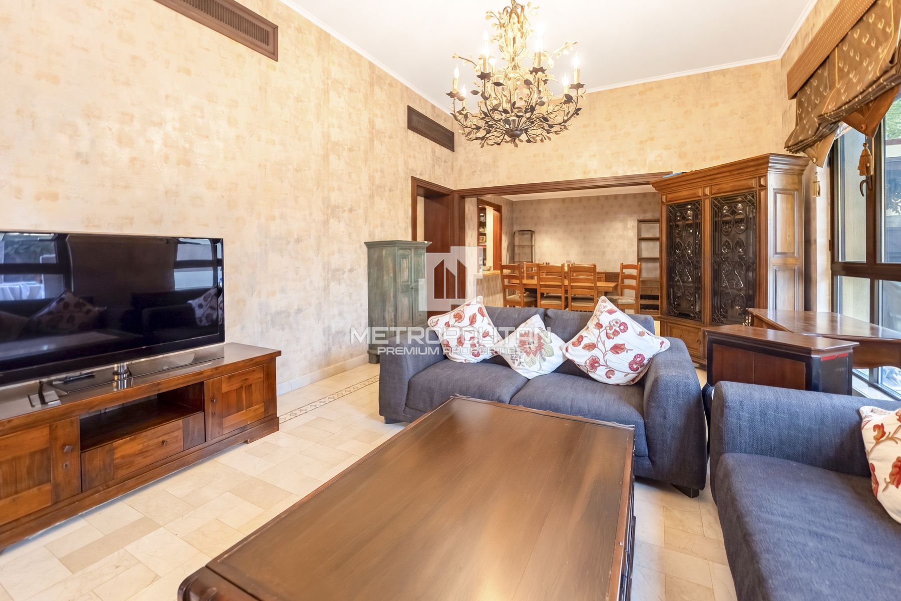 Separate Dining |Burj views| Corner Private Garden